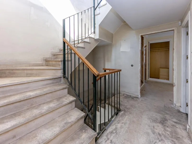 Townhouse in Puerto de la Duquesa with beautiful views, ready for renovation.