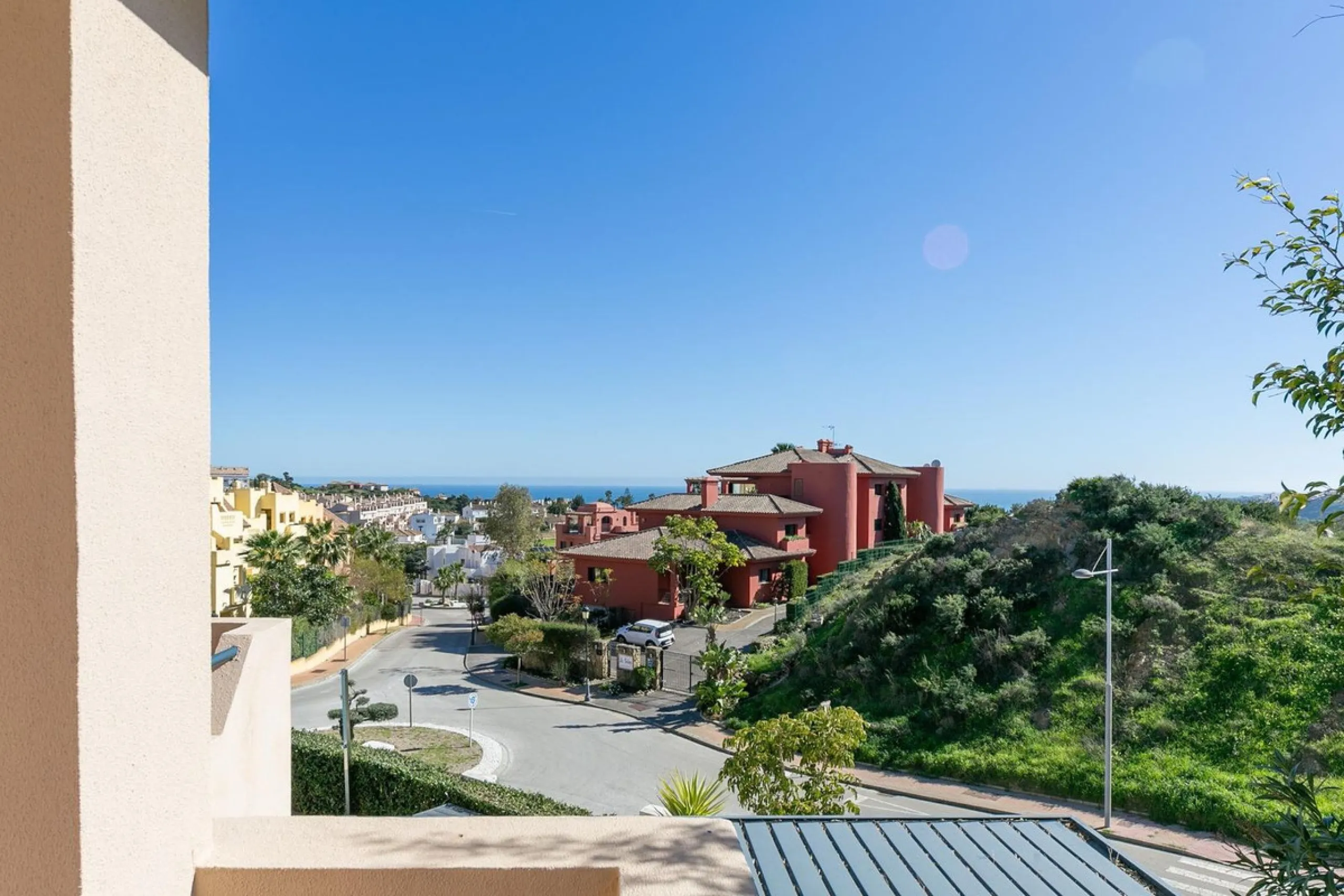 Townhouse in Puerto de la Duquesa with beautiful views, ready for renovation.