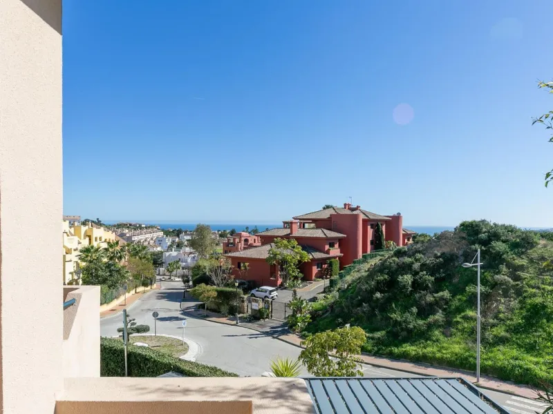 Townhouse in Puerto de la Duquesa with beautiful views, ready for renovation.