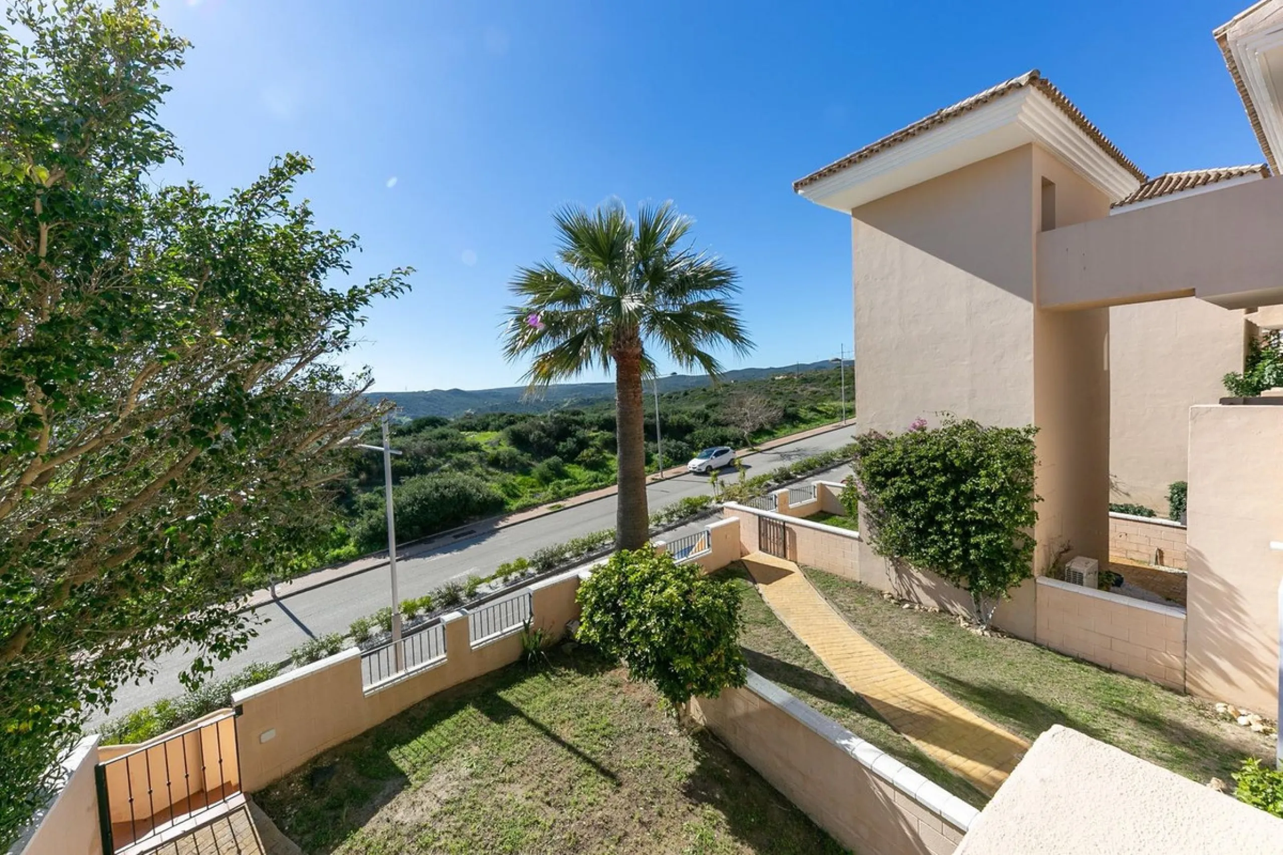 Townhouse in Puerto de la Duquesa with beautiful views, ready for renovation.