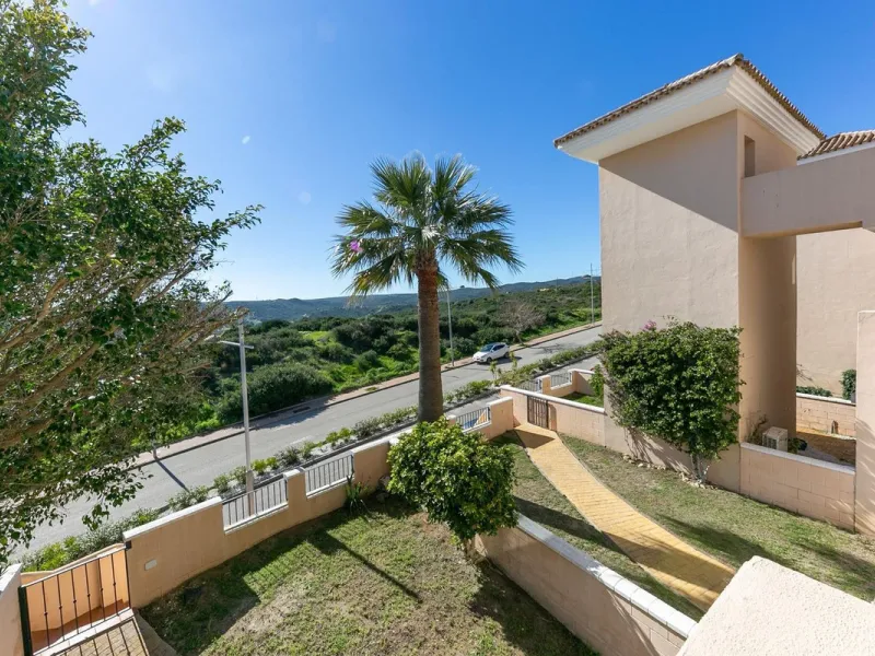Townhouse in Puerto de la Duquesa with beautiful views, ready for renovation.