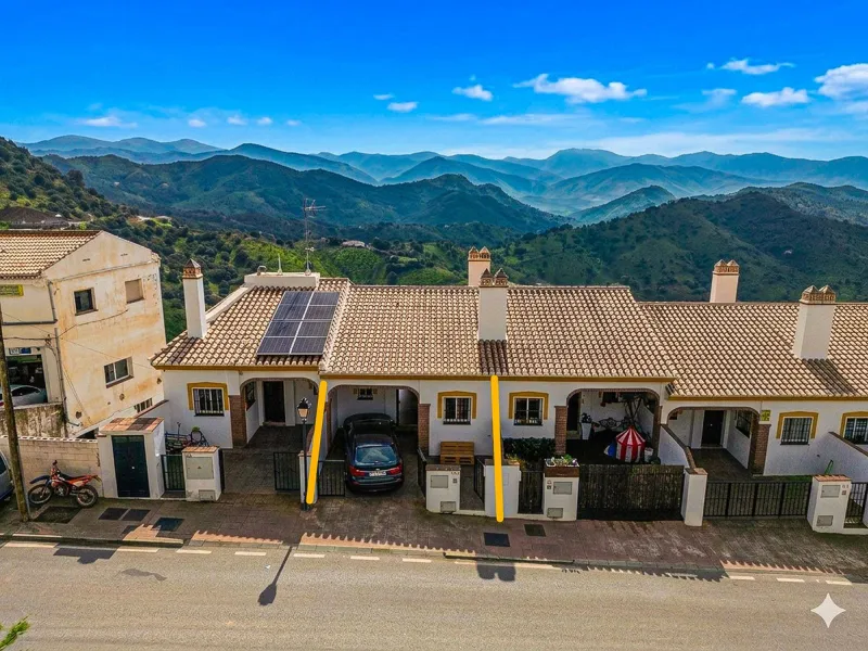 For Sale: Modern semi-detached house with 4 bedrooms in the center of Almogía (Málaga region)