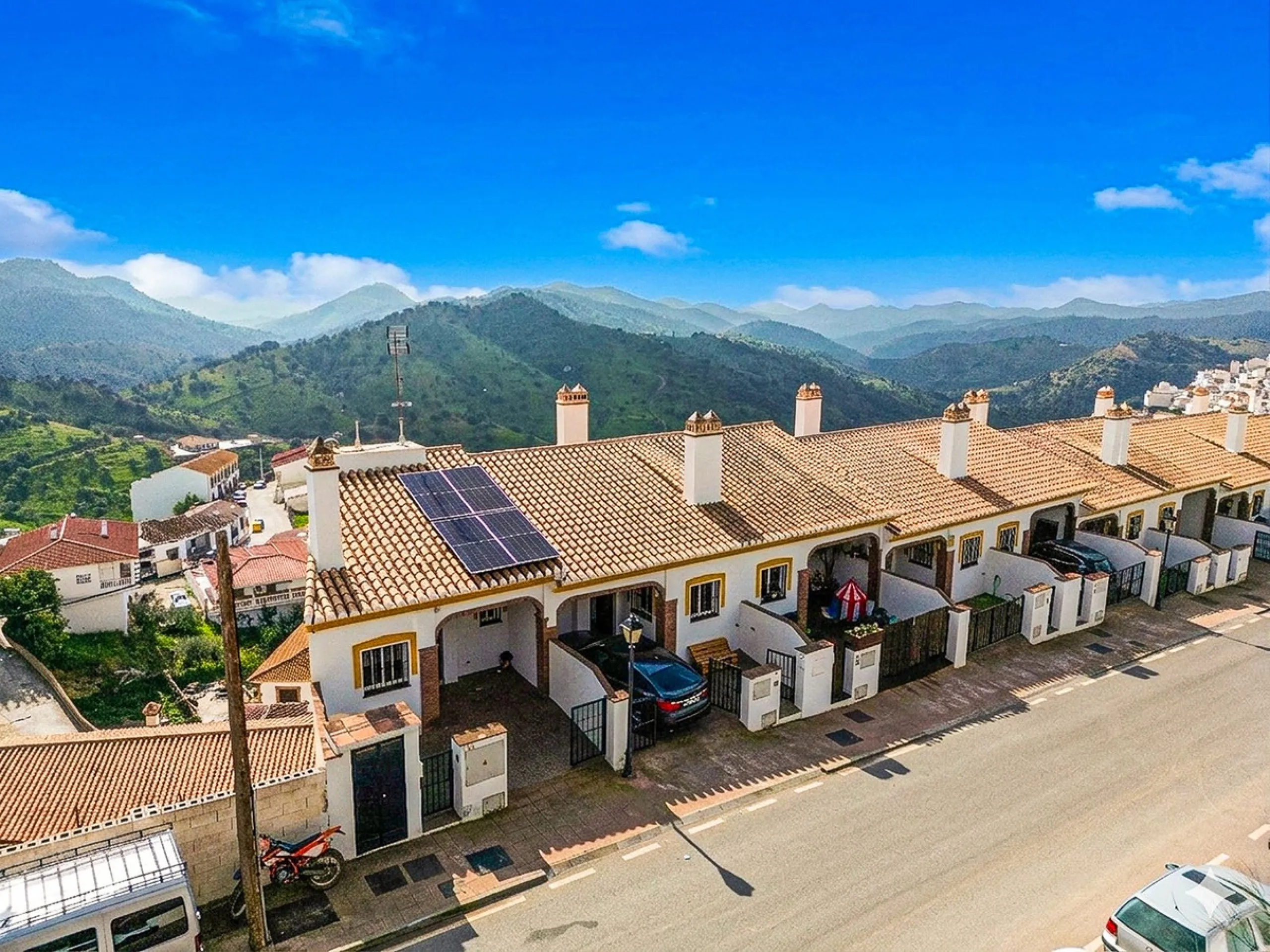 For Sale: Modern semi-detached house with 4 bedrooms in the center of Almogía (Málaga region)