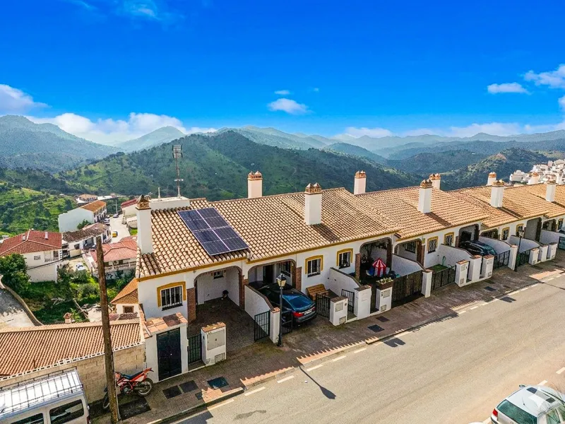 For Sale: Modern semi-detached house with 4 bedrooms in the center of Almogía (Málaga region)