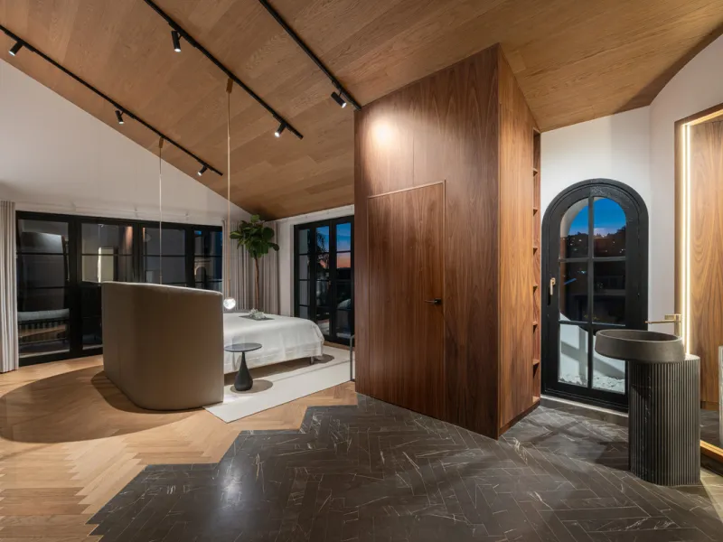 A four-bedroom villa in Nueva Andalucía with open golf and sea views, arranged over multiple levels with a garden-level pool, integrated outdoor kitchen, generous terraces and a private garage.