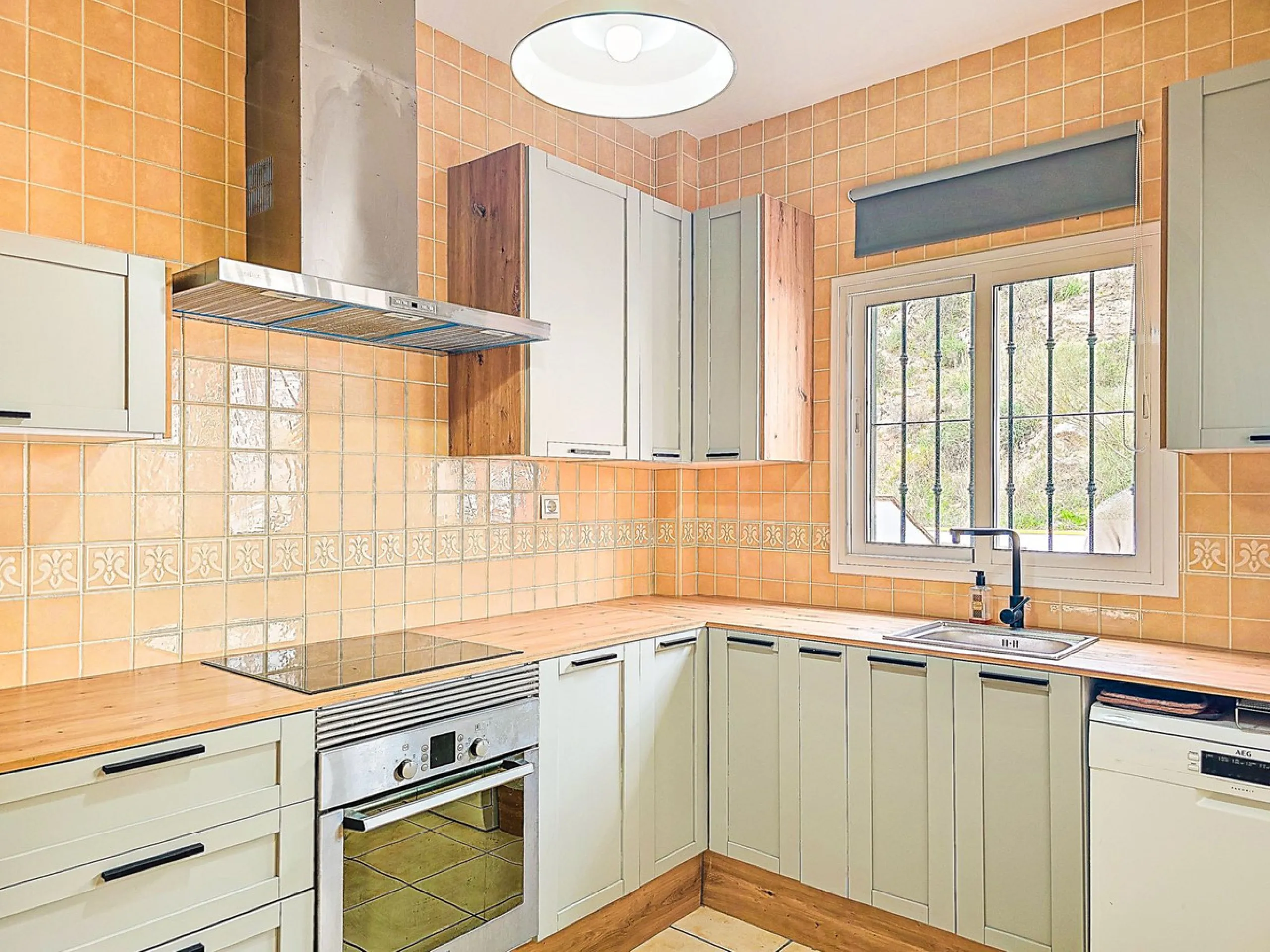For Sale: Modern semi-detached house with 4 bedrooms in the center of Almogía (Málaga region)