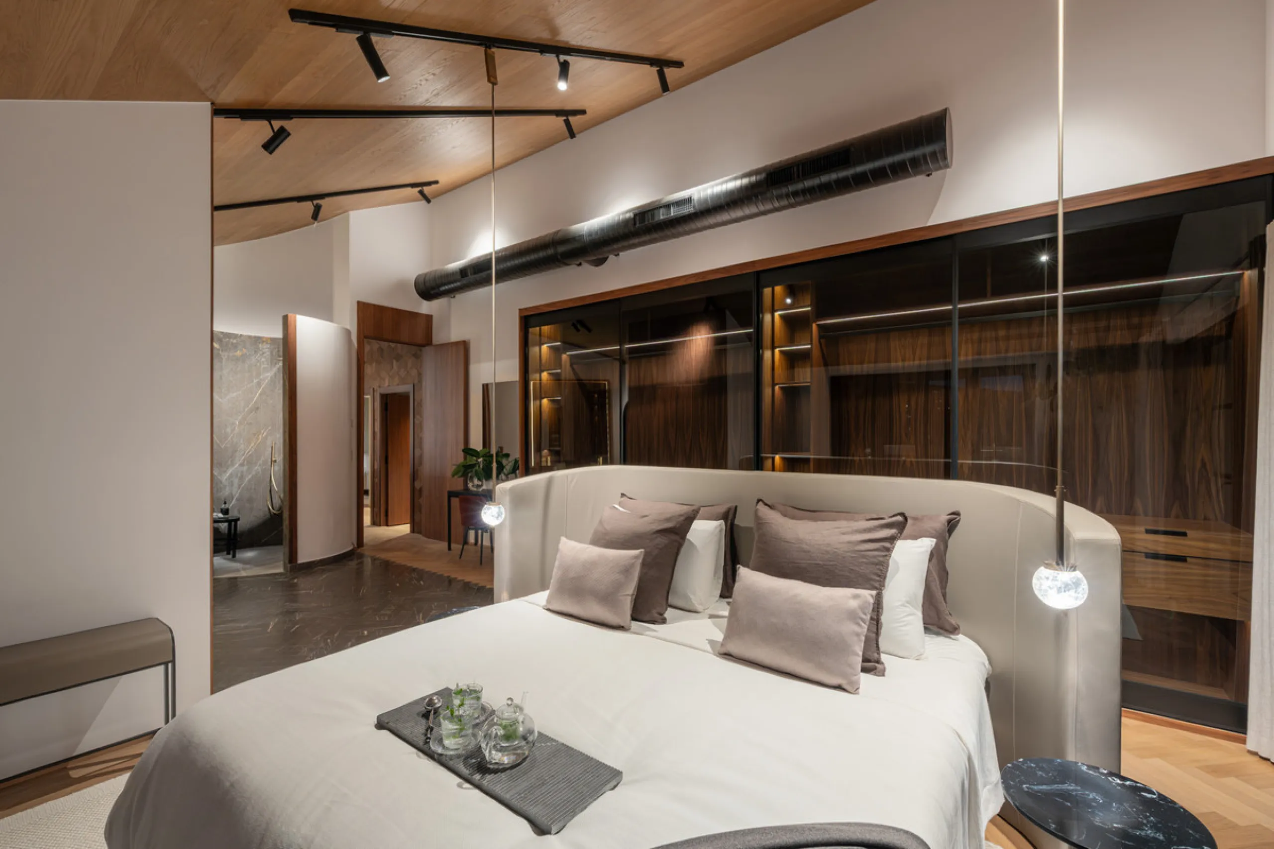 A four-bedroom villa in Nueva Andalucía with open golf and sea views, arranged over multiple levels with a garden-level pool, integrated outdoor kitchen, generous terraces and a private garage.