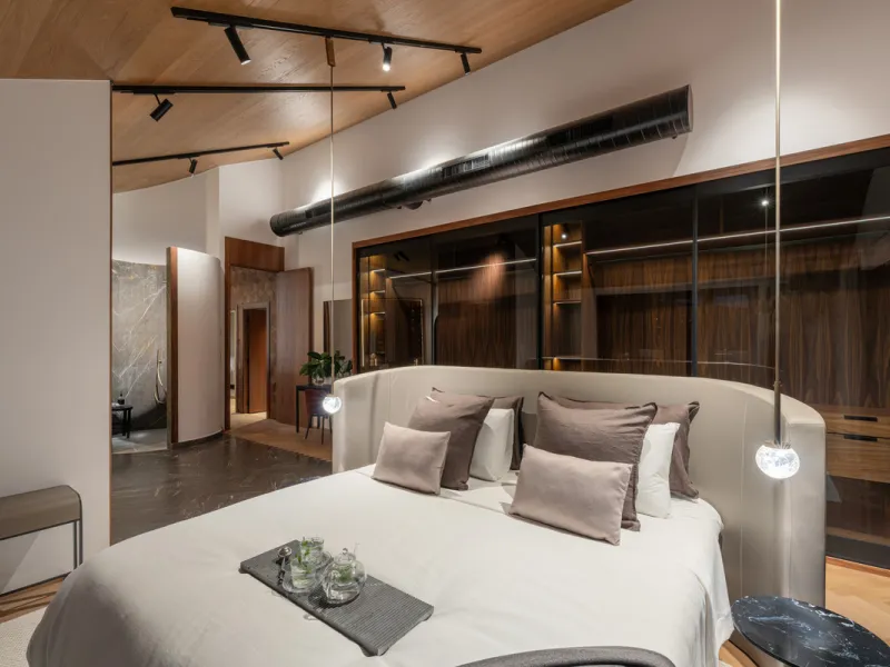 A four-bedroom villa in Nueva Andalucía with open golf and sea views, arranged over multiple levels with a garden-level pool, integrated outdoor kitchen, generous terraces and a private garage.