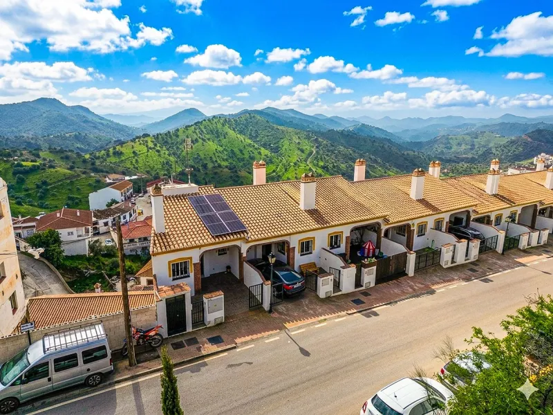 For Sale: Modern semi-detached house with 4 bedrooms in the center of Almogía (Málaga region)
