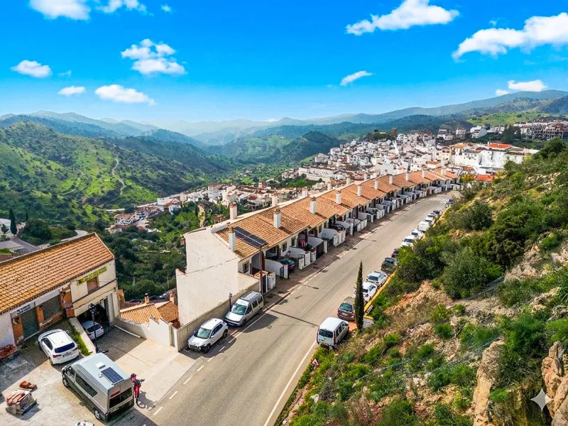 For Sale: Modern semi-detached house with 4 bedrooms in the center of Almogía (Málaga region)