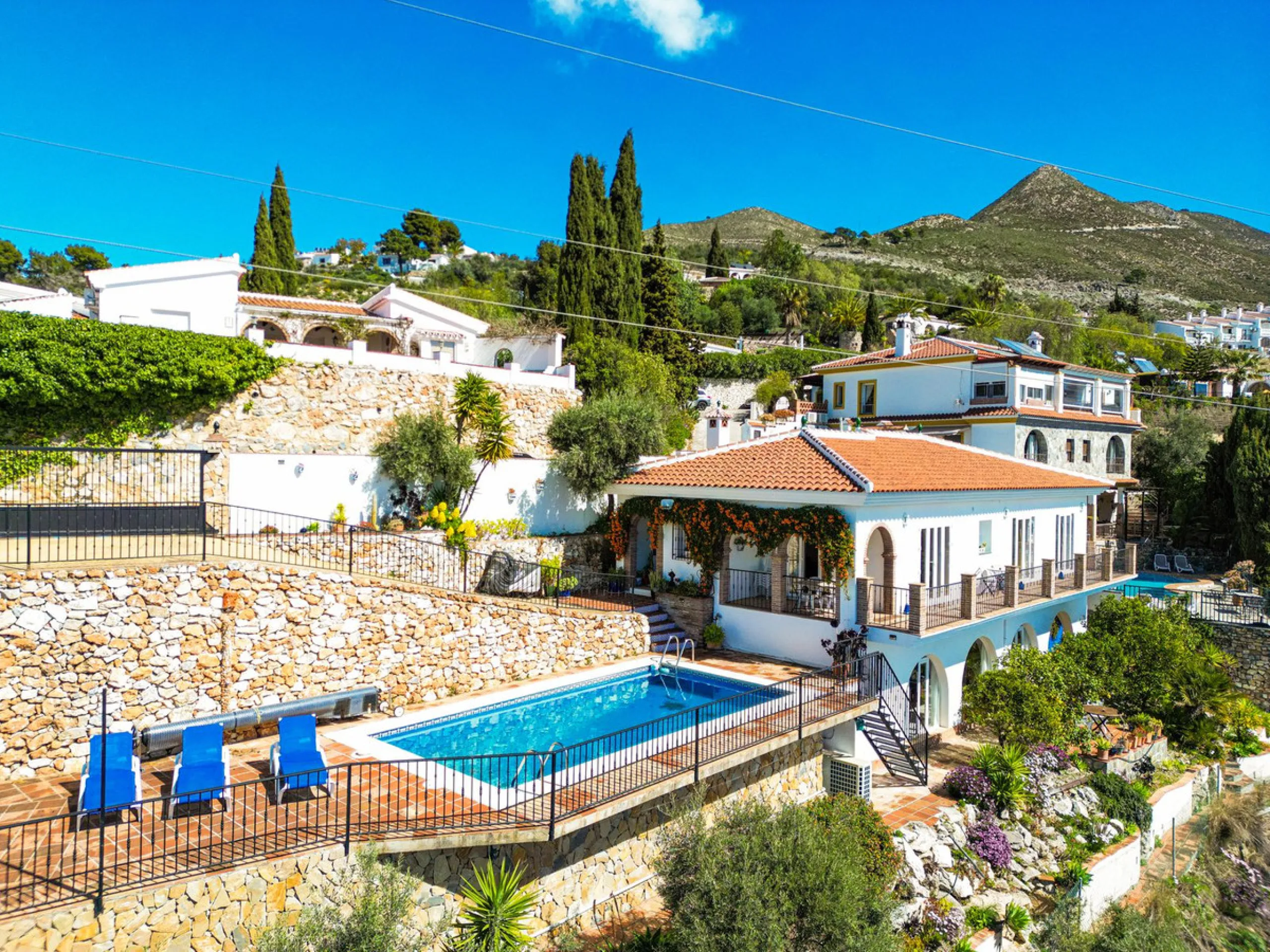 This beautiful modern villa with 5 bedrooms and 3 bathrooms enjoys an enviable elevated position above the charming white village of Cómpeta, offering sweeping views of the Mediterranean Sea, rolling countryside, and the village rooftops below. Stylish, s