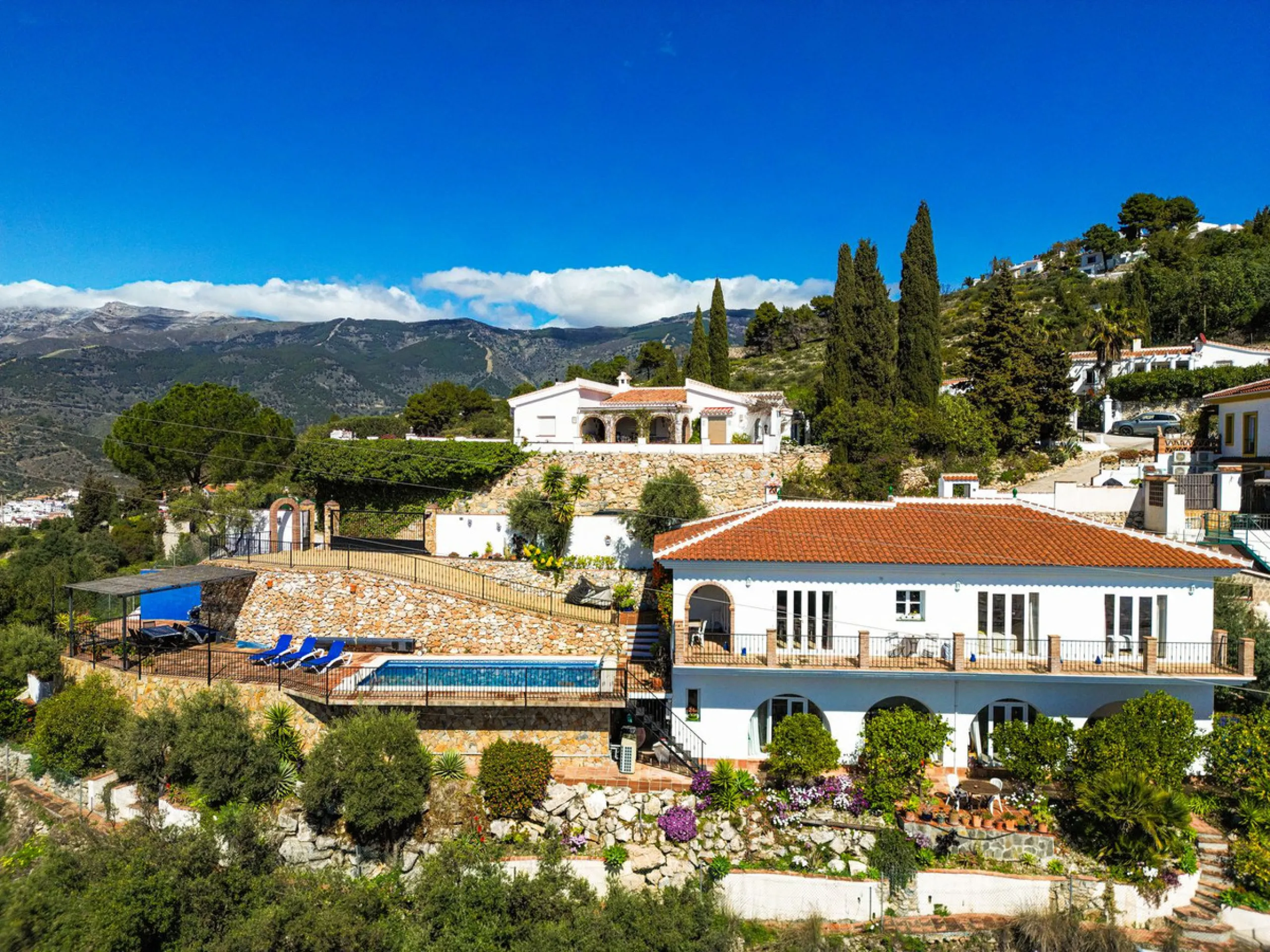 This beautiful modern villa with 5 bedrooms and 3 bathrooms enjoys an enviable elevated position above the charming white village of Cómpeta, offering sweeping views of the Mediterranean Sea, rolling countryside, and the village rooftops below. Stylish, s