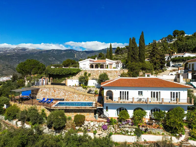 This beautiful modern villa with 5 bedrooms and 3 bathrooms enjoys an enviable elevated position above the charming white village of Cómpeta, offering sweeping views of the Mediterranean Sea, rolling countryside, and the village rooftops below. Stylish, s