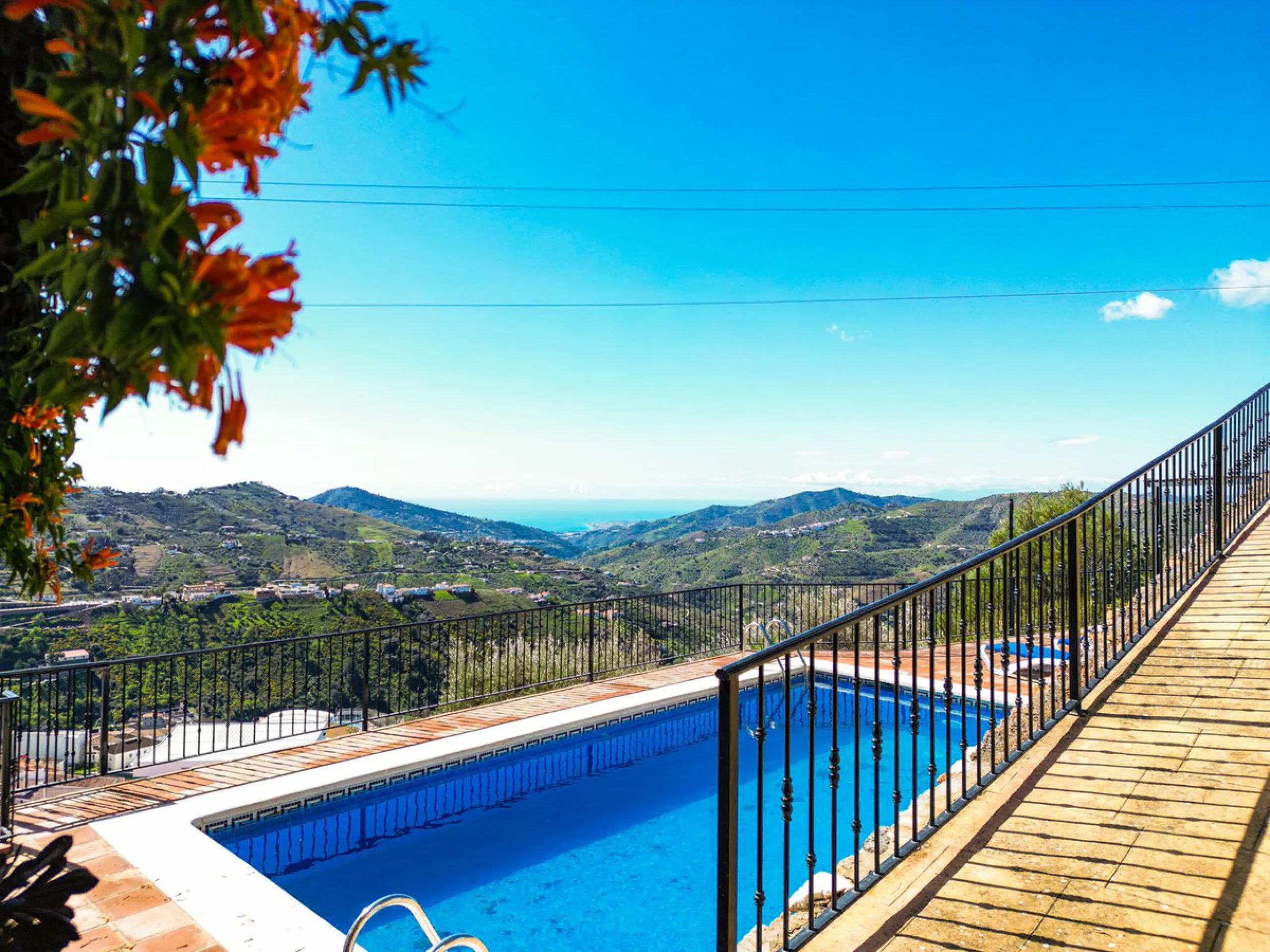 This beautiful modern villa with 5 bedrooms and 3 bathrooms enjoys an enviable elevated position above the charming white village of Cómpeta, offering sweeping views of the Mediterranean Sea, rolling countryside, and the village rooftops below. Stylish, s