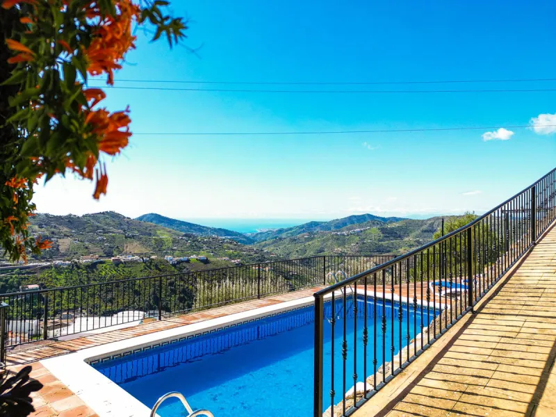This beautiful modern villa with 5 bedrooms and 3 bathrooms enjoys an enviable elevated position above the charming white village of Cómpeta, offering sweeping views of the Mediterranean Sea, rolling countryside, and the village rooftops below. Stylish, s