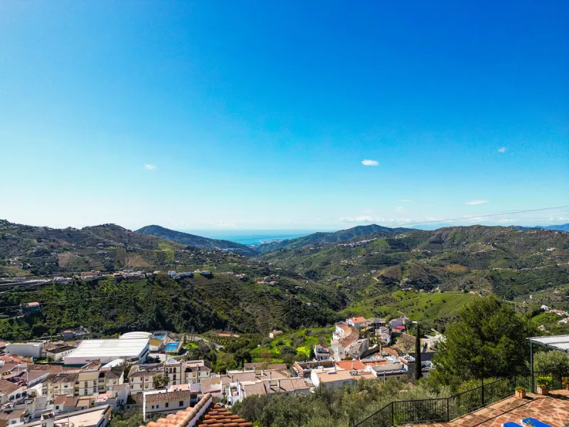 This beautiful modern villa with 5 bedrooms and 3 bathrooms enjoys an enviable elevated position above the charming white village of Cómpeta, offering sweeping views of the Mediterranean Sea, rolling countryside, and the village rooftops below. Stylish, s