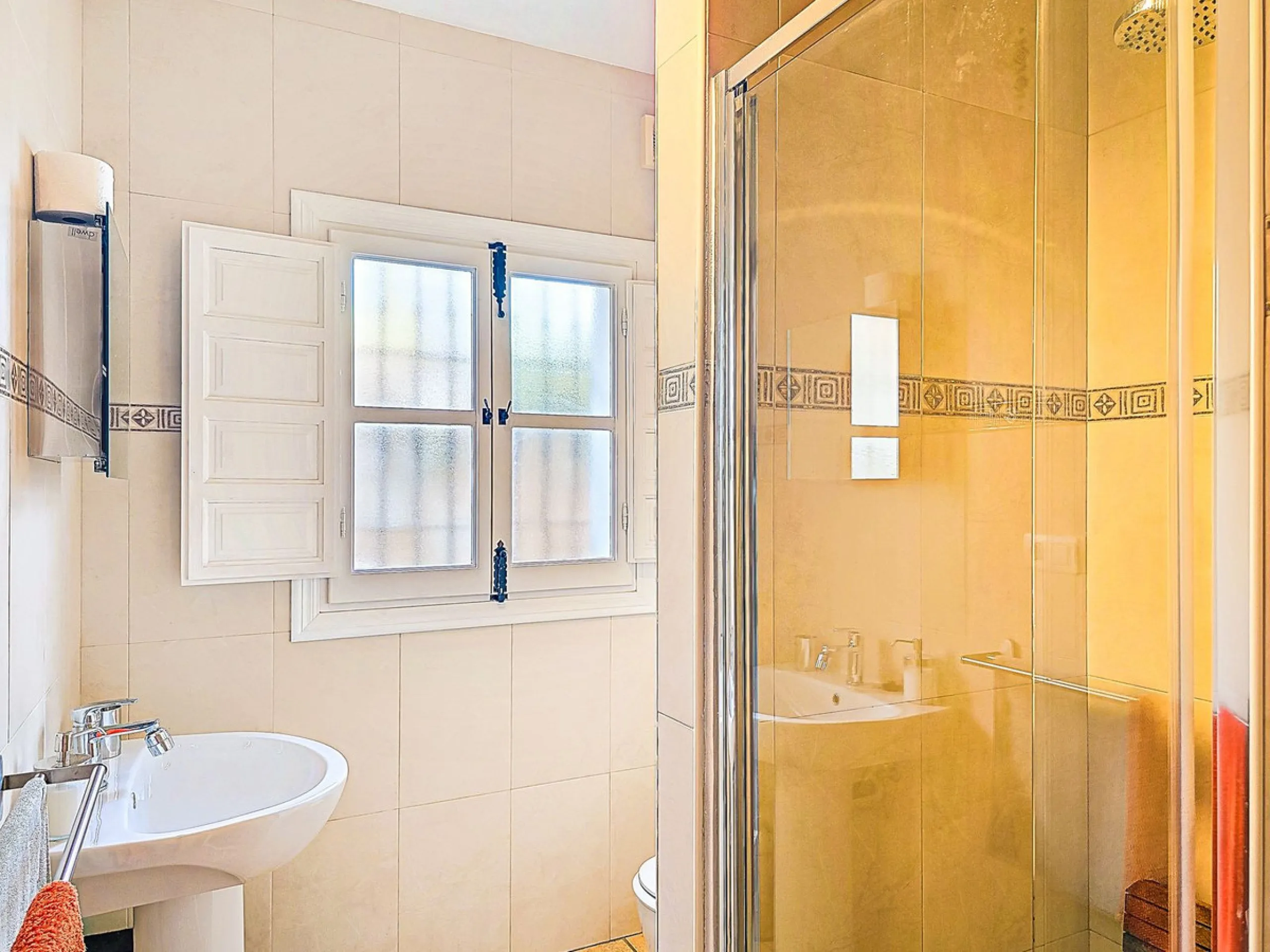 This beautiful modern villa with 5 bedrooms and 3 bathrooms enjoys an enviable elevated position above the charming white village of Cómpeta, offering sweeping views of the Mediterranean Sea, rolling countryside, and the village rooftops below. Stylish, s