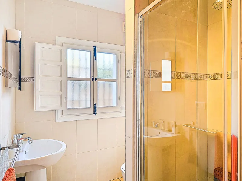 This beautiful modern villa with 5 bedrooms and 3 bathrooms enjoys an enviable elevated position above the charming white village of Cómpeta, offering sweeping views of the Mediterranean Sea, rolling countryside, and the village rooftops below. Stylish, s