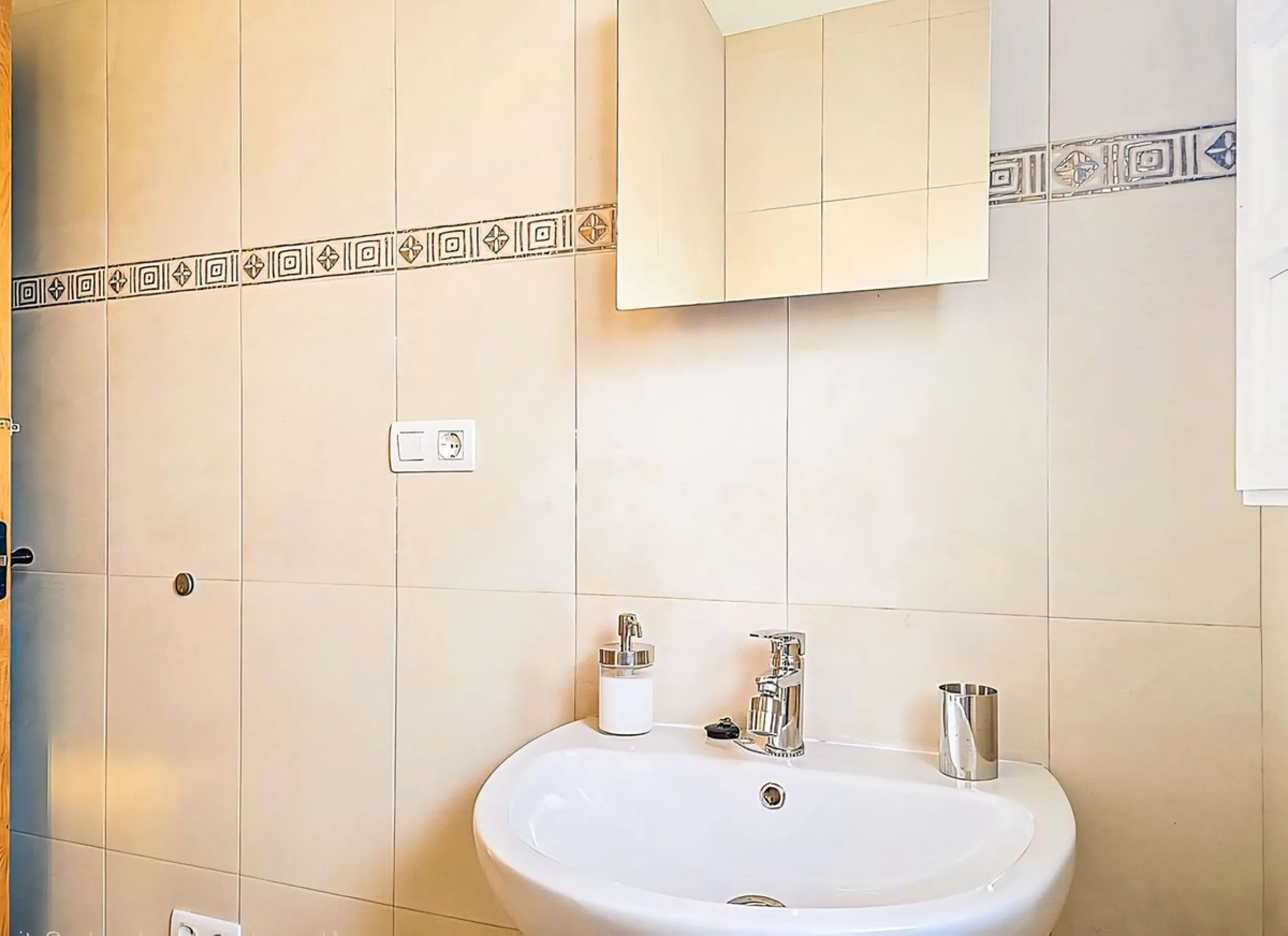 This beautiful modern villa with 5 bedrooms and 3 bathrooms enjoys an enviable elevated position above the charming white village of Cómpeta, offering sweeping views of the Mediterranean Sea, rolling countryside, and the village rooftops below. Stylish, s