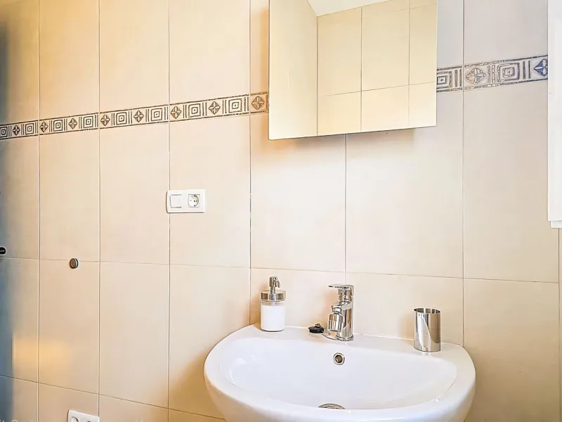 This beautiful modern villa with 5 bedrooms and 3 bathrooms enjoys an enviable elevated position above the charming white village of Cómpeta, offering sweeping views of the Mediterranean Sea, rolling countryside, and the village rooftops below. Stylish, s