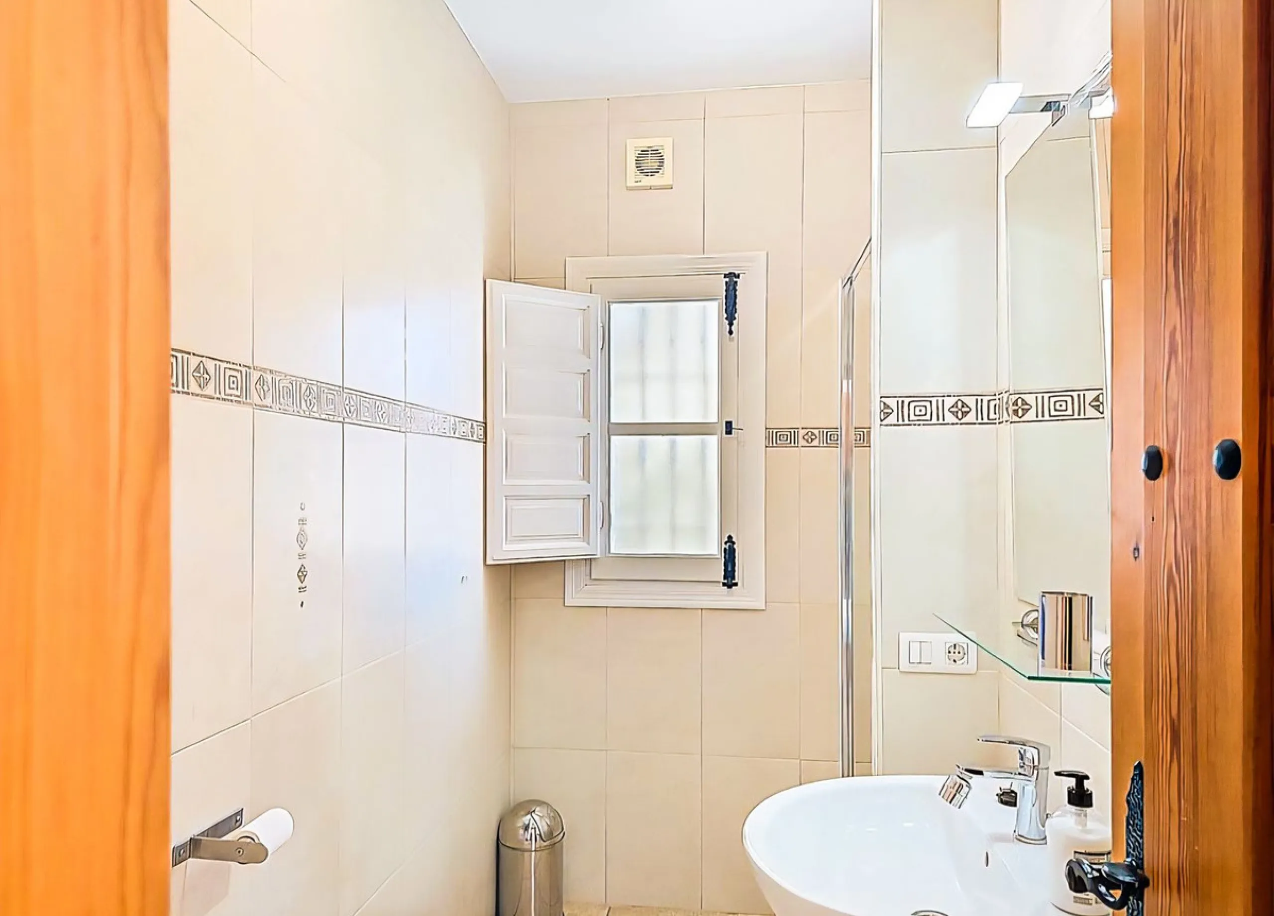 This beautiful modern villa with 5 bedrooms and 3 bathrooms enjoys an enviable elevated position above the charming white village of Cómpeta, offering sweeping views of the Mediterranean Sea, rolling countryside, and the village rooftops below. Stylish, s