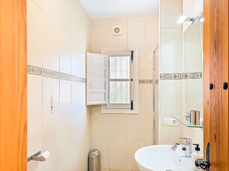 This beautiful modern villa with 5 bedrooms and 3 bathrooms enjoys an enviable elevated position above the charming white village of Cómpeta, offering sweeping views of the Mediterranean Sea, rolling countryside, and the village rooftops below. Stylish, s