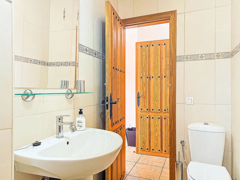 This beautiful modern villa with 5 bedrooms and 3 bathrooms enjoys an enviable elevated position above the charming white village of Cómpeta, offering sweeping views of the Mediterranean Sea, rolling countryside, and the village rooftops below. Stylish, s
