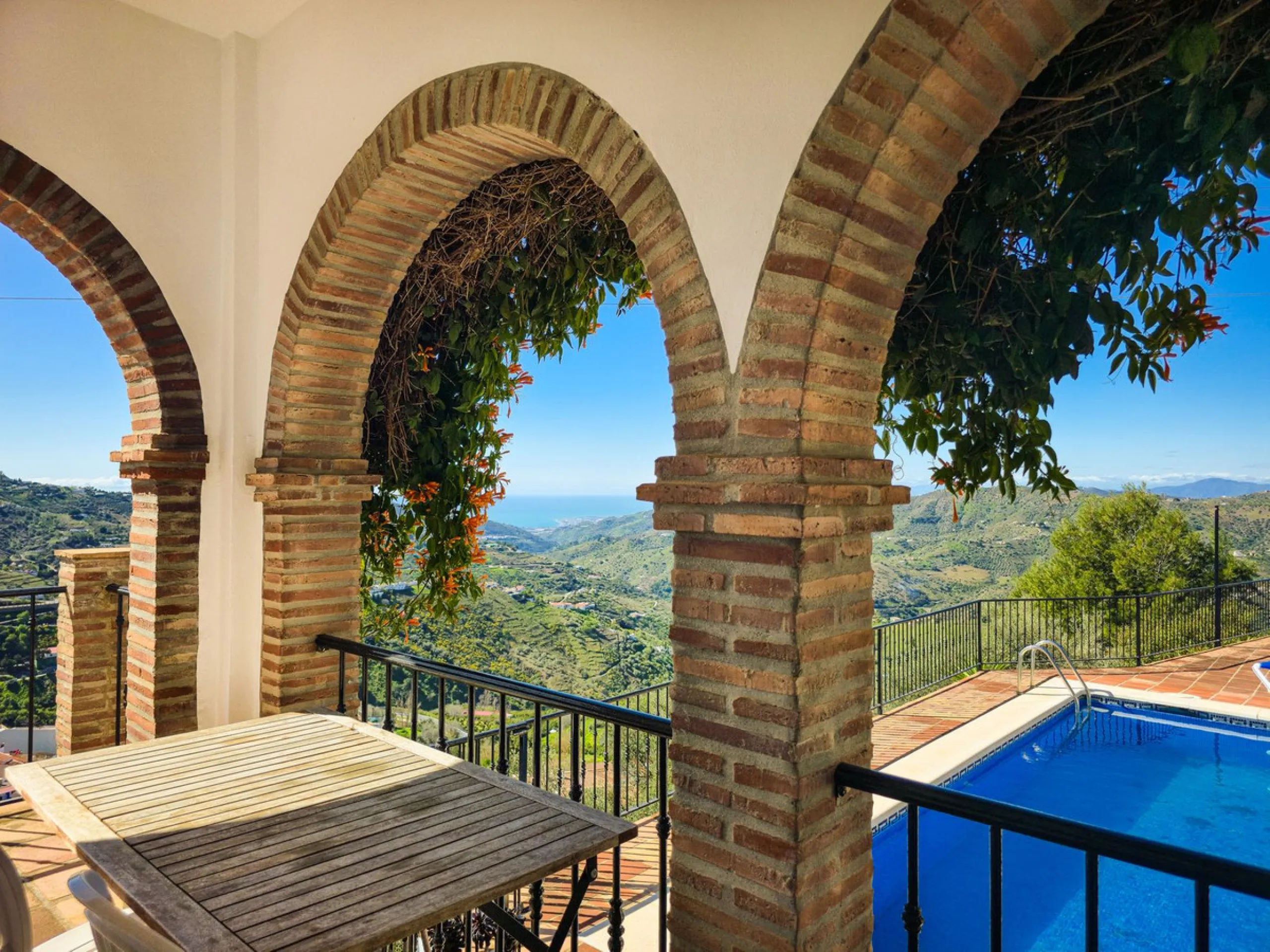 This beautiful modern villa with 5 bedrooms and 3 bathrooms enjoys an enviable elevated position above the charming white village of Cómpeta, offering sweeping views of the Mediterranean Sea, rolling countryside, and the village rooftops below. Stylish, s