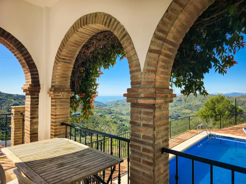 This beautiful modern villa with 5 bedrooms and 3 bathrooms enjoys an enviable elevated position above the charming white village of Cómpeta, offering sweeping views of the Mediterranean Sea, rolling countryside, and the village rooftops below. Stylish, s