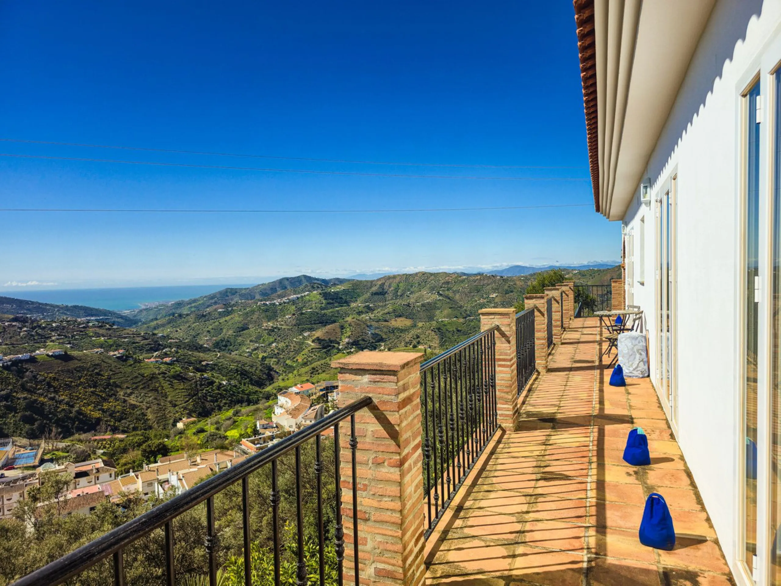 This beautiful modern villa with 5 bedrooms and 3 bathrooms enjoys an enviable elevated position above the charming white village of Cómpeta, offering sweeping views of the Mediterranean Sea, rolling countryside, and the village rooftops below. Stylish, s