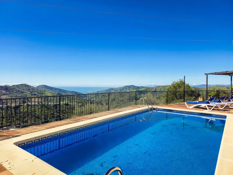 This beautiful modern villa with 5 bedrooms and 3 bathrooms enjoys an enviable elevated position above the charming white village of Cómpeta, offering sweeping views of the Mediterranean Sea, rolling countryside, and the village rooftops below. Stylish, s