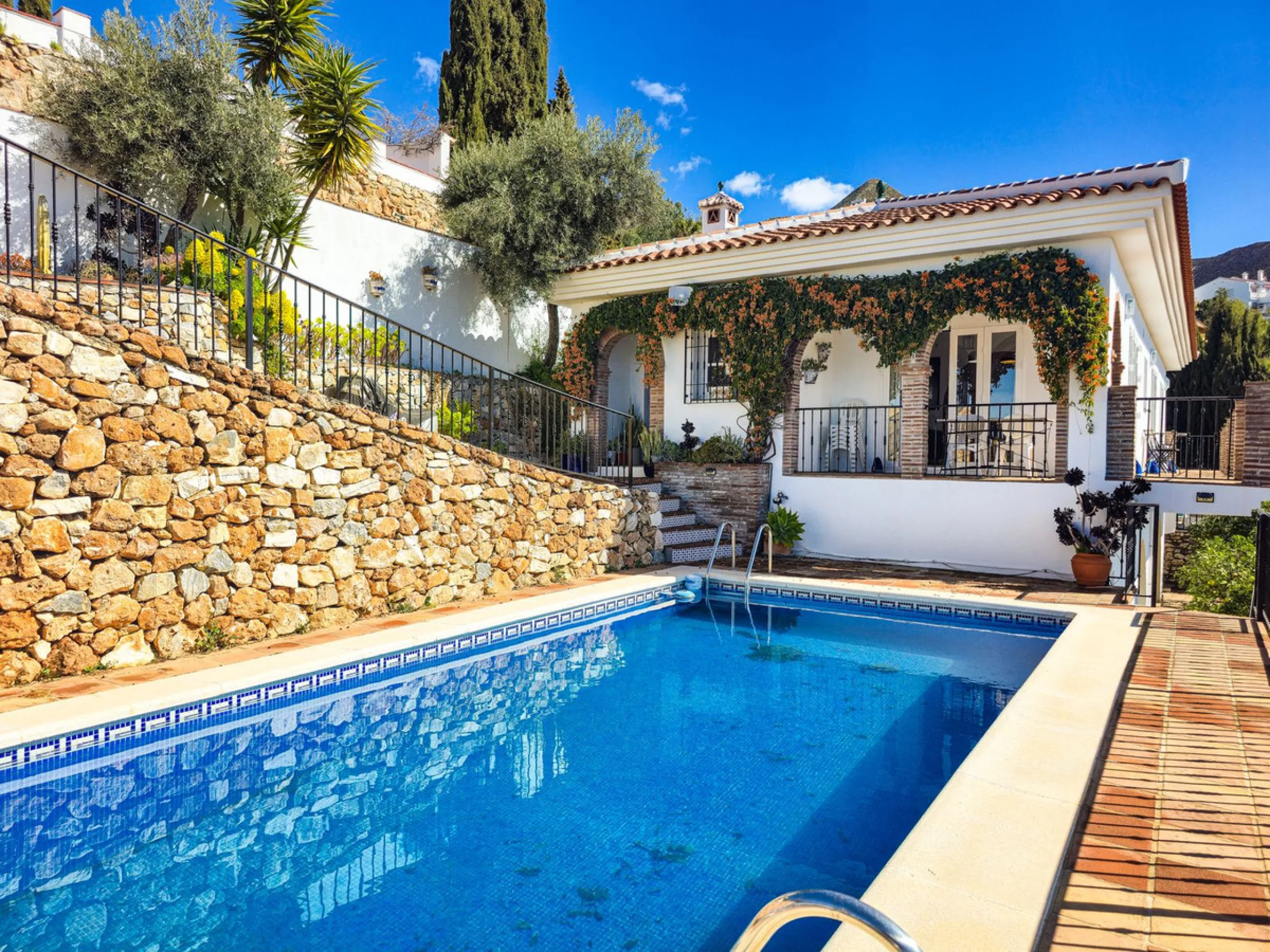 This beautiful modern villa with 5 bedrooms and 3 bathrooms enjoys an enviable elevated position above the charming white village of Cómpeta, offering sweeping views of the Mediterranean Sea, rolling countryside, and the village rooftops below. Stylish, s