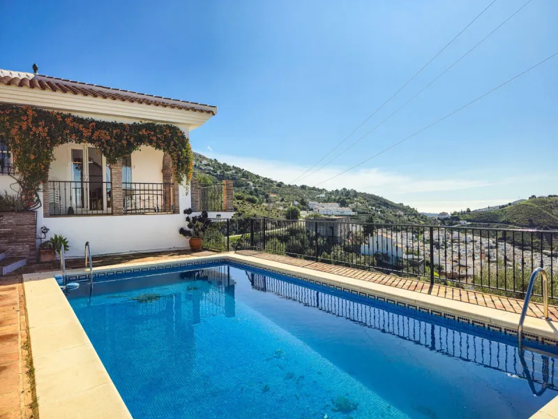 This beautiful modern villa with 5 bedrooms and 3 bathrooms enjoys an enviable elevated position above the charming white village of Cómpeta, offering sweeping views of the Mediterranean Sea, rolling countryside, and the village rooftops below. Stylish, s