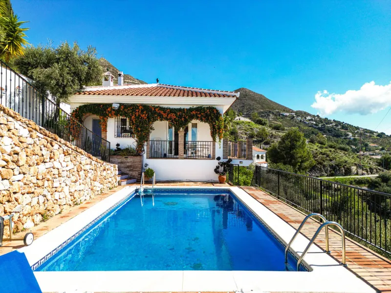 This beautiful modern villa with 5 bedrooms and 3 bathrooms enjoys an enviable elevated position above the charming white village of Cómpeta, offering sweeping views of the Mediterranean Sea, rolling countryside, and the village rooftops below. Stylish, s