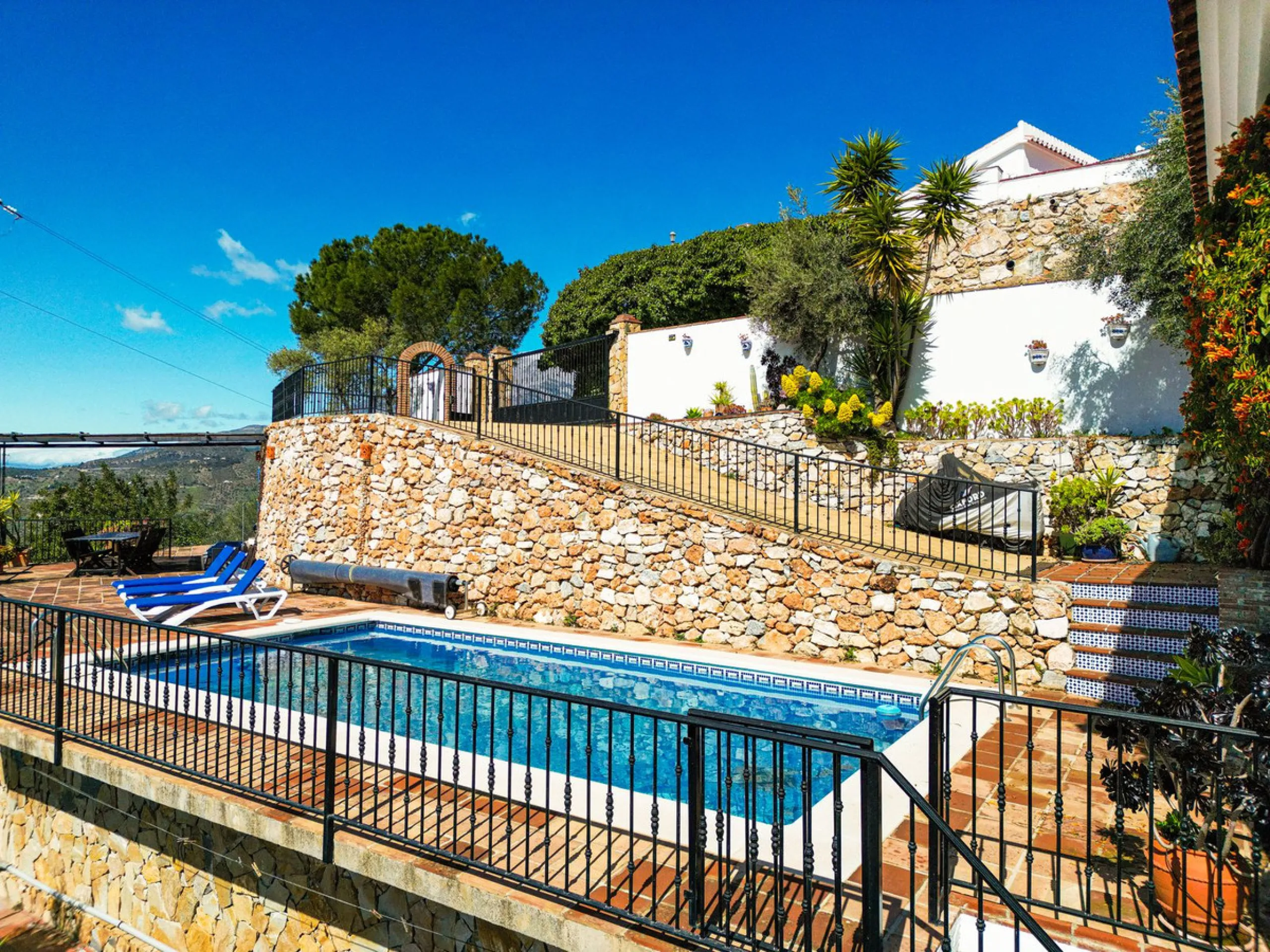 This beautiful modern villa with 5 bedrooms and 3 bathrooms enjoys an enviable elevated position above the charming white village of Cómpeta, offering sweeping views of the Mediterranean Sea, rolling countryside, and the village rooftops below. Stylish, s