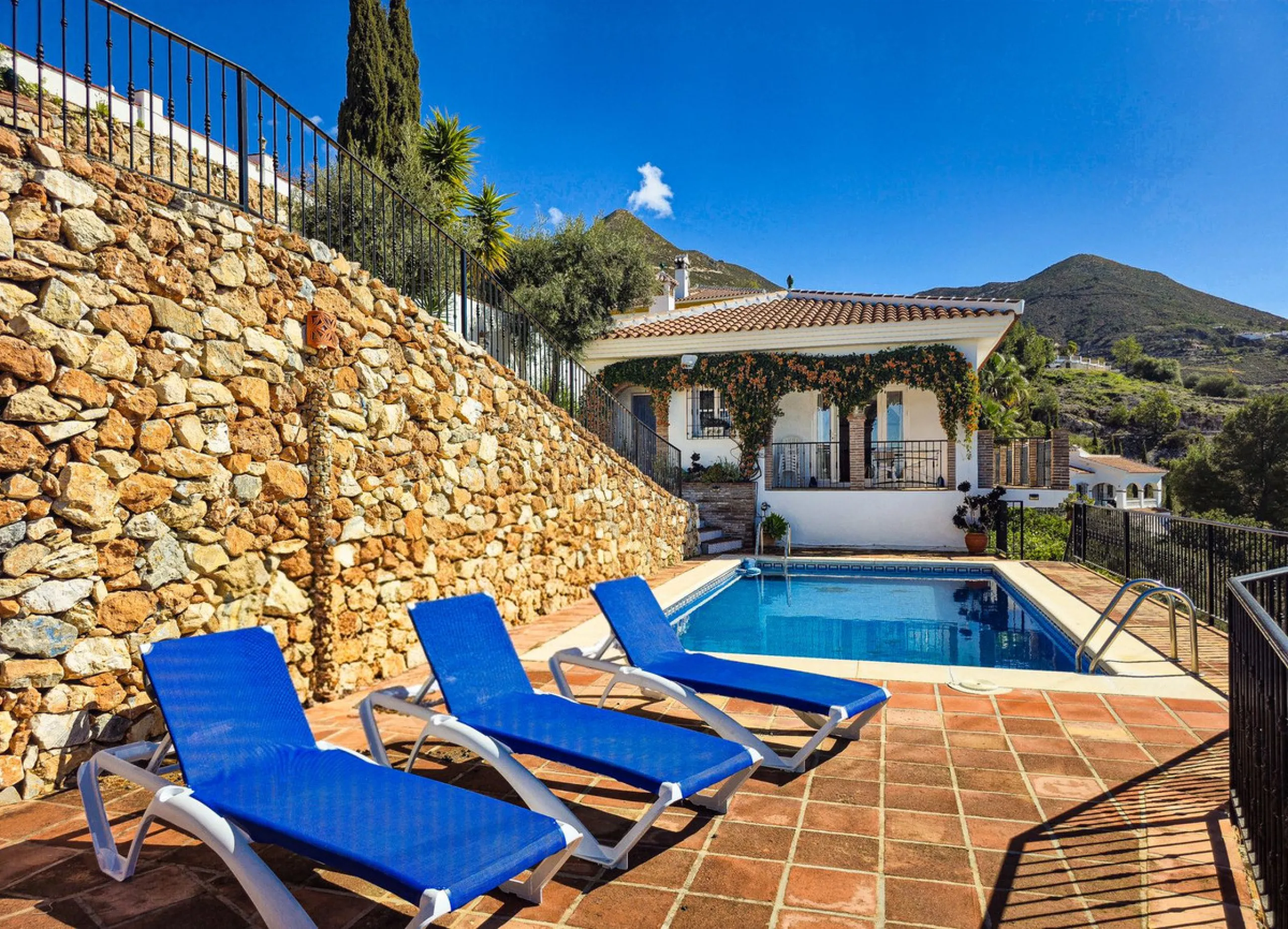 This beautiful modern villa with 5 bedrooms and 3 bathrooms enjoys an enviable elevated position above the charming white village of Cómpeta, offering sweeping views of the Mediterranean Sea, rolling countryside, and the village rooftops below. Stylish, s