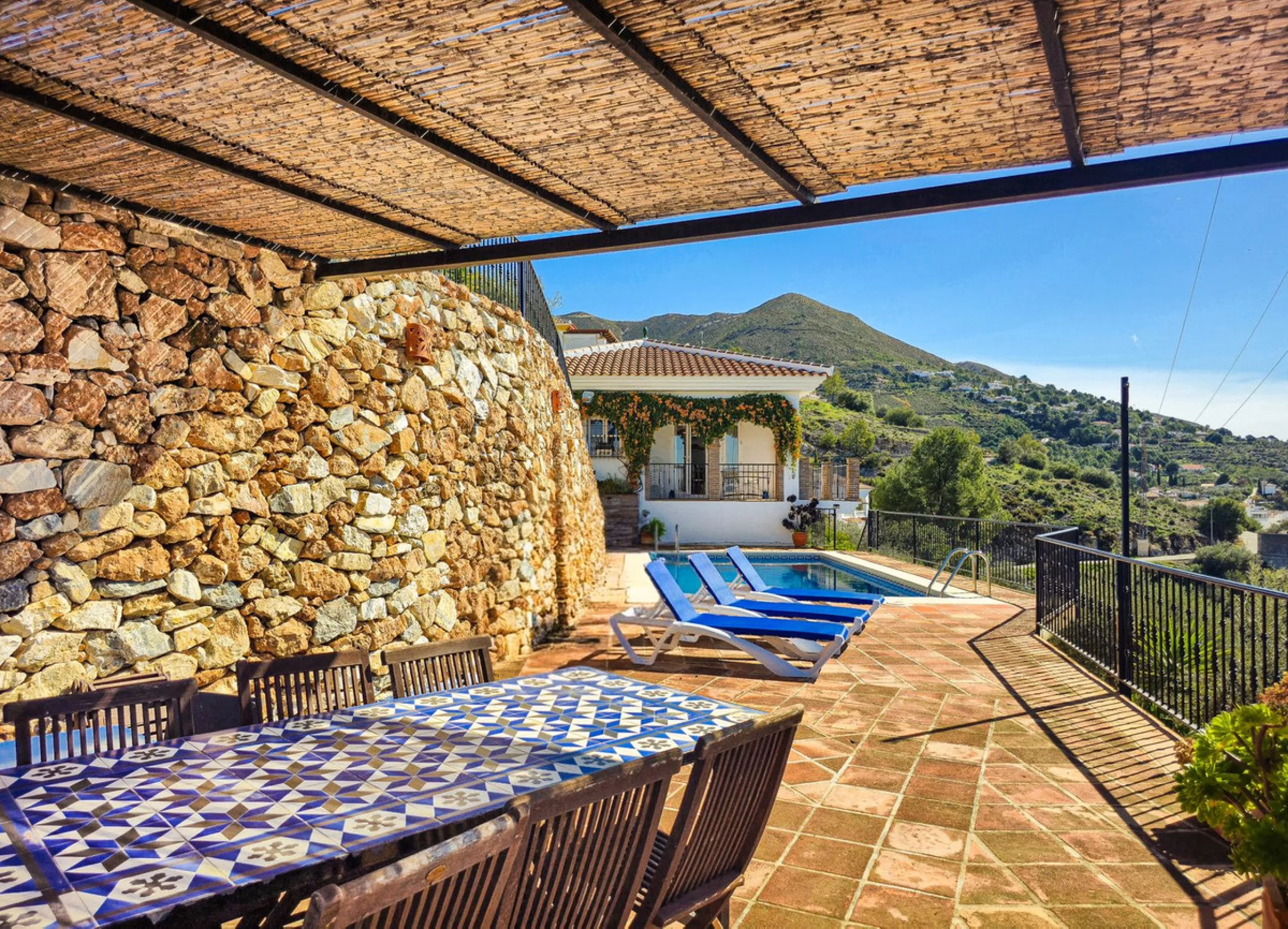 This beautiful modern villa with 5 bedrooms and 3 bathrooms enjoys an enviable elevated position above the charming white village of Cómpeta, offering sweeping views of the Mediterranean Sea, rolling countryside, and the village rooftops below. Stylish, s