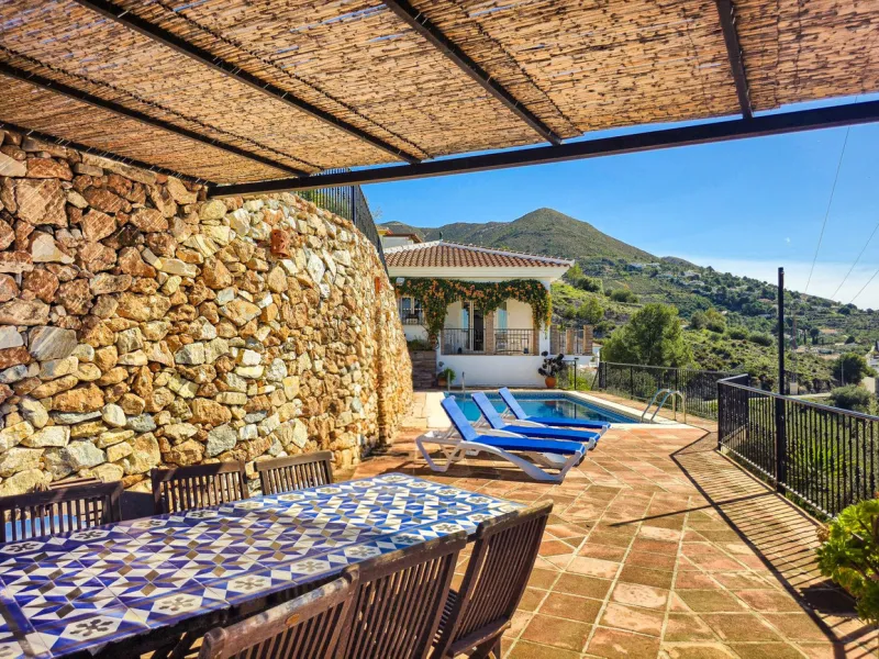 This beautiful modern villa with 5 bedrooms and 3 bathrooms enjoys an enviable elevated position above the charming white village of Cómpeta, offering sweeping views of the Mediterranean Sea, rolling countryside, and the village rooftops below. Stylish, s