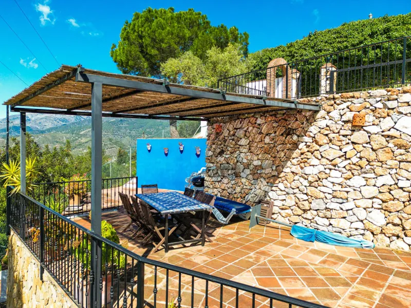 This beautiful modern villa with 5 bedrooms and 3 bathrooms enjoys an enviable elevated position above the charming white village of Cómpeta, offering sweeping views of the Mediterranean Sea, rolling countryside, and the village rooftops below. Stylish, s