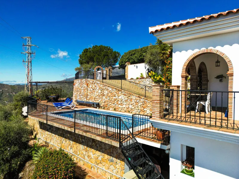 This beautiful modern villa with 5 bedrooms and 3 bathrooms enjoys an enviable elevated position above the charming white village of Cómpeta, offering sweeping views of the Mediterranean Sea, rolling countryside, and the village rooftops below. Stylish, s