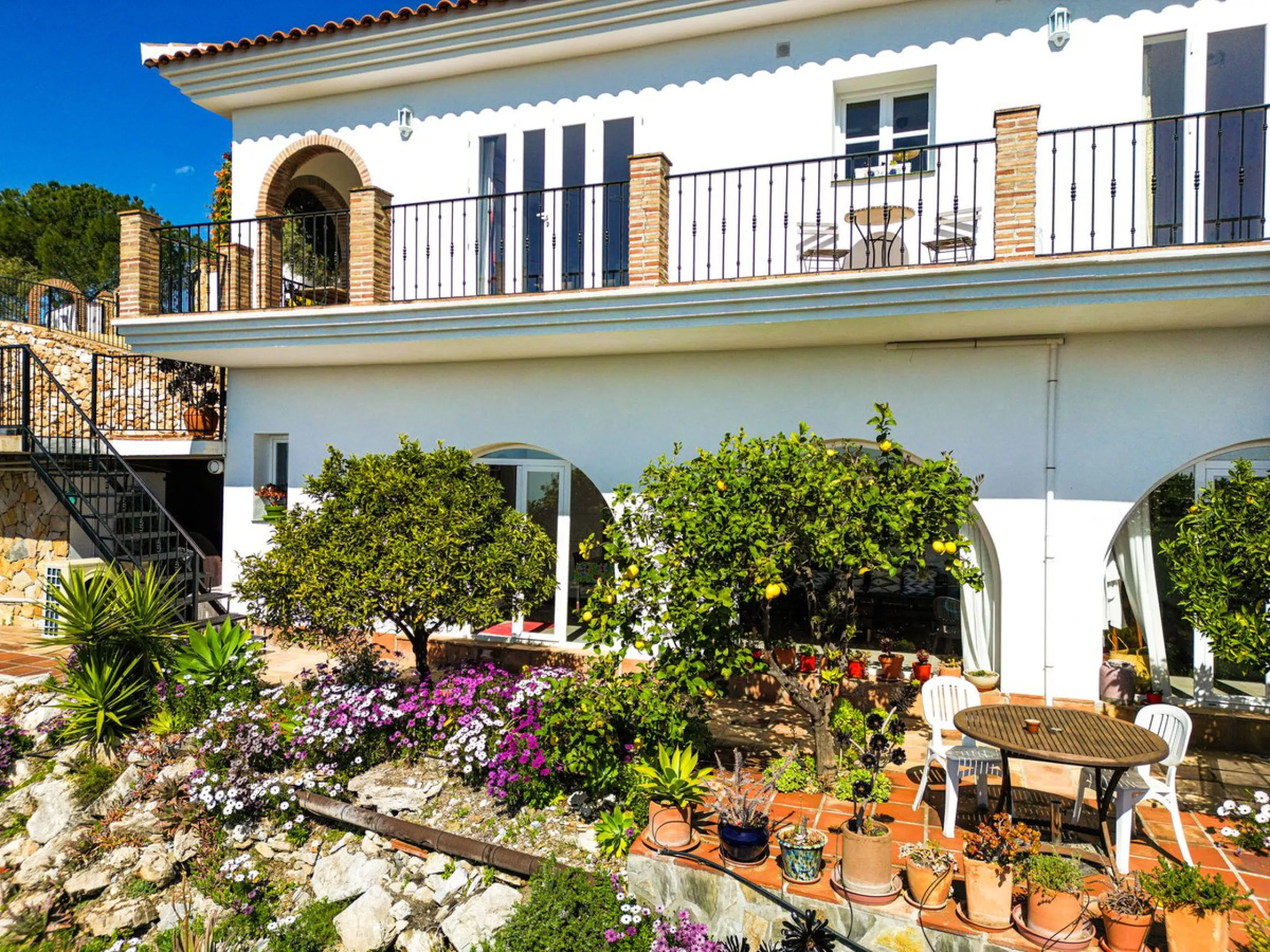 This beautiful modern villa with 5 bedrooms and 3 bathrooms enjoys an enviable elevated position above the charming white village of Cómpeta, offering sweeping views of the Mediterranean Sea, rolling countryside, and the village rooftops below. Stylish, s