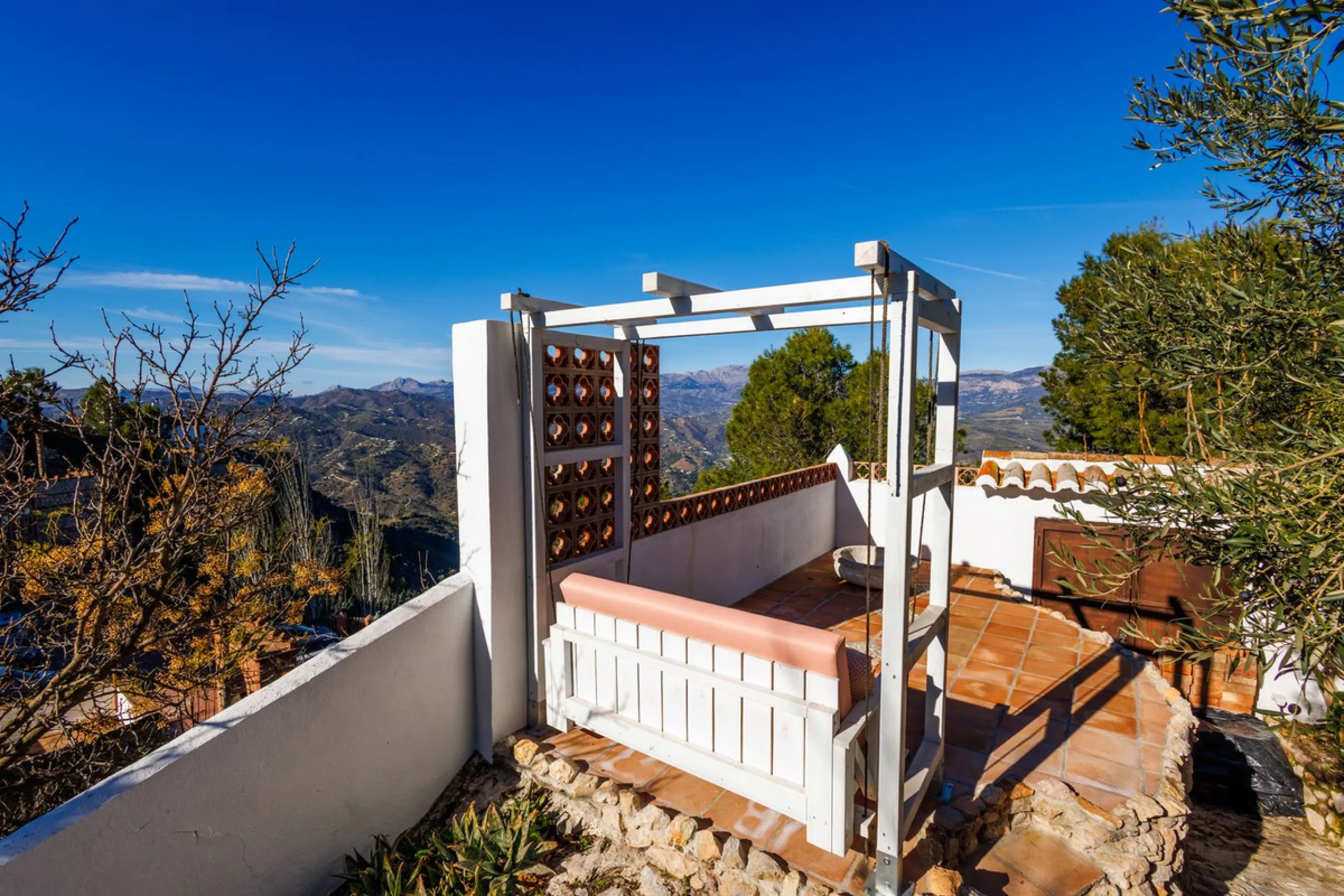 House - Semi-Detached House в продаже в Comares, Málaga. В доме 6 спален и 3 ванных комнат. Площадь дома 274 м². Площадь участка 966 м²