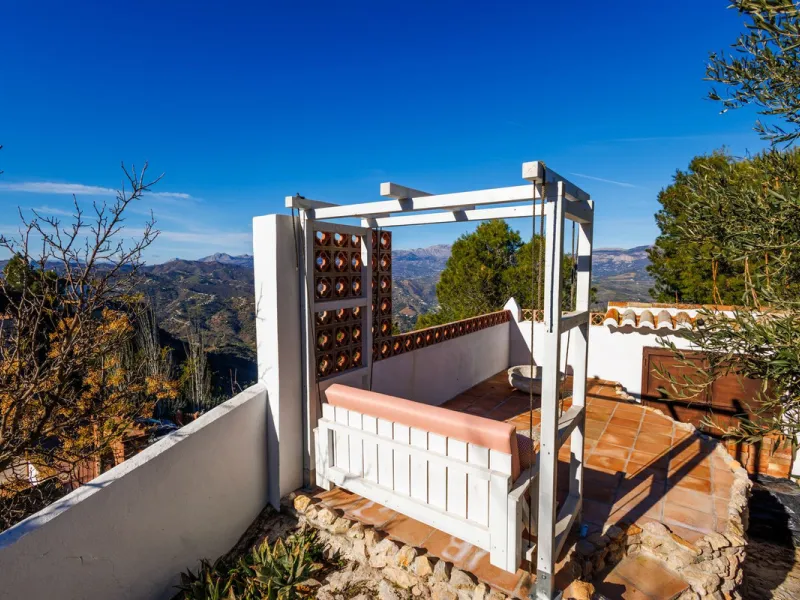 House - Semi-Detached House в продаже в Comares, Málaga. В доме 6 спален и 3 ванных комнат. Площадь дома 274 м². Площадь участка 966 м²