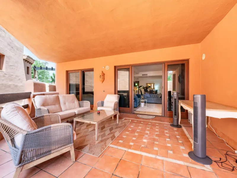 Apartment - Ground Floor Apartment в продаже в Estepona, Málaga. В доме 3 спален и 2 ванных комнат. Площадь дома 110 м²
