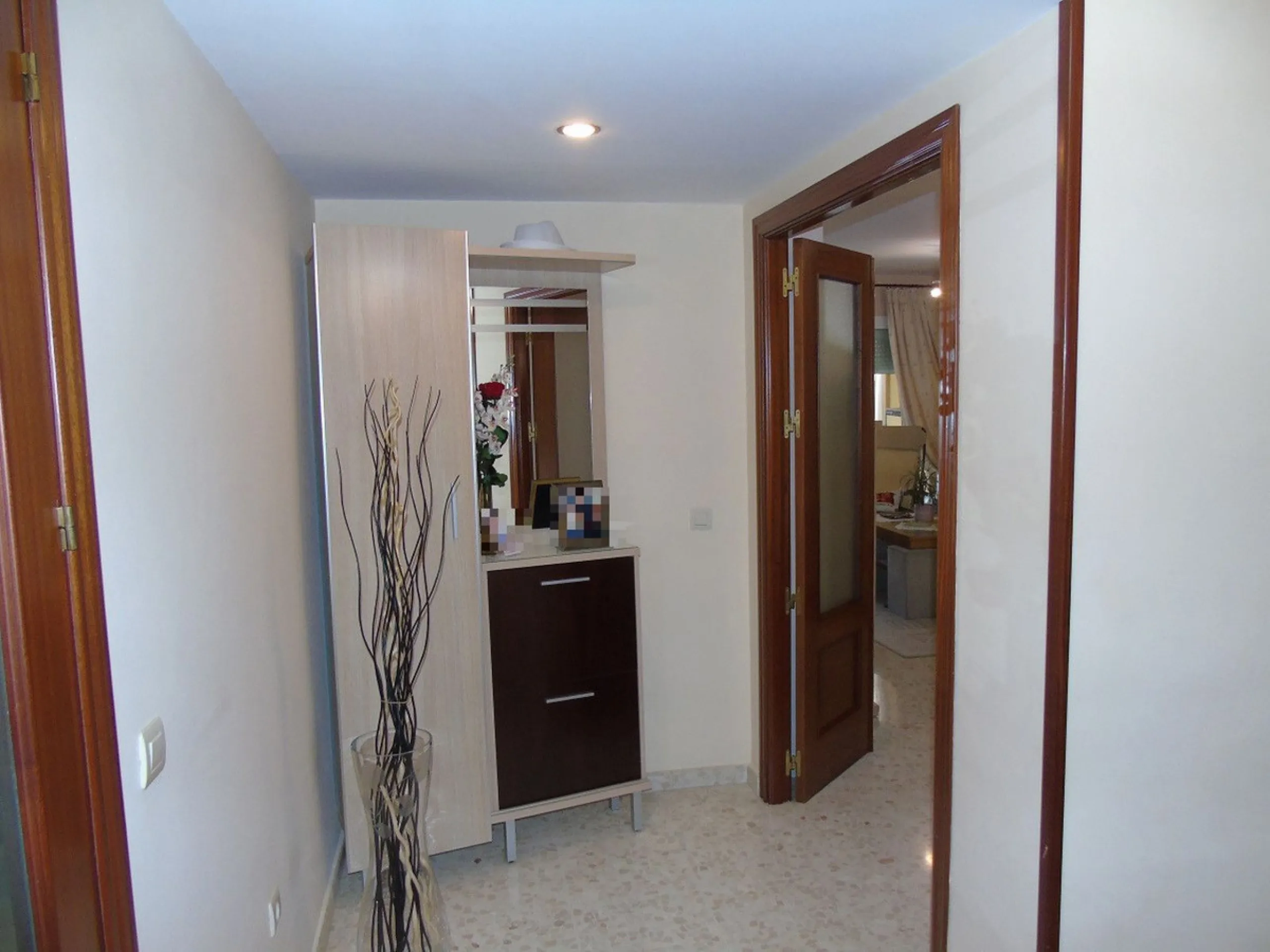 Spectacular penthouse for sale with an 85m² terrace that wraps around the entire apartment. It has a southwest orientation with views over the city. Discover this apartment on the 3rd floor of a building with an elevator, next to the Las Lagunas shopping 