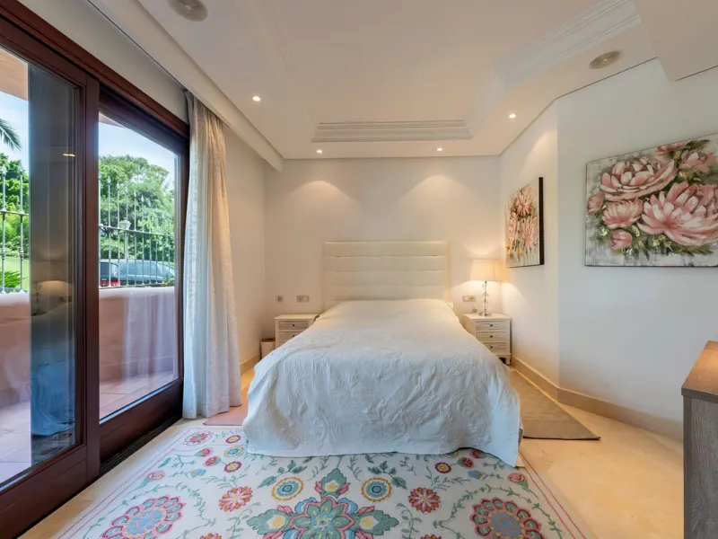 Apartment - Ground Floor Apartment в продаже в Estepona, Málaga. В доме 3 спален и 2 ванных комнат. Площадь дома 110 м²