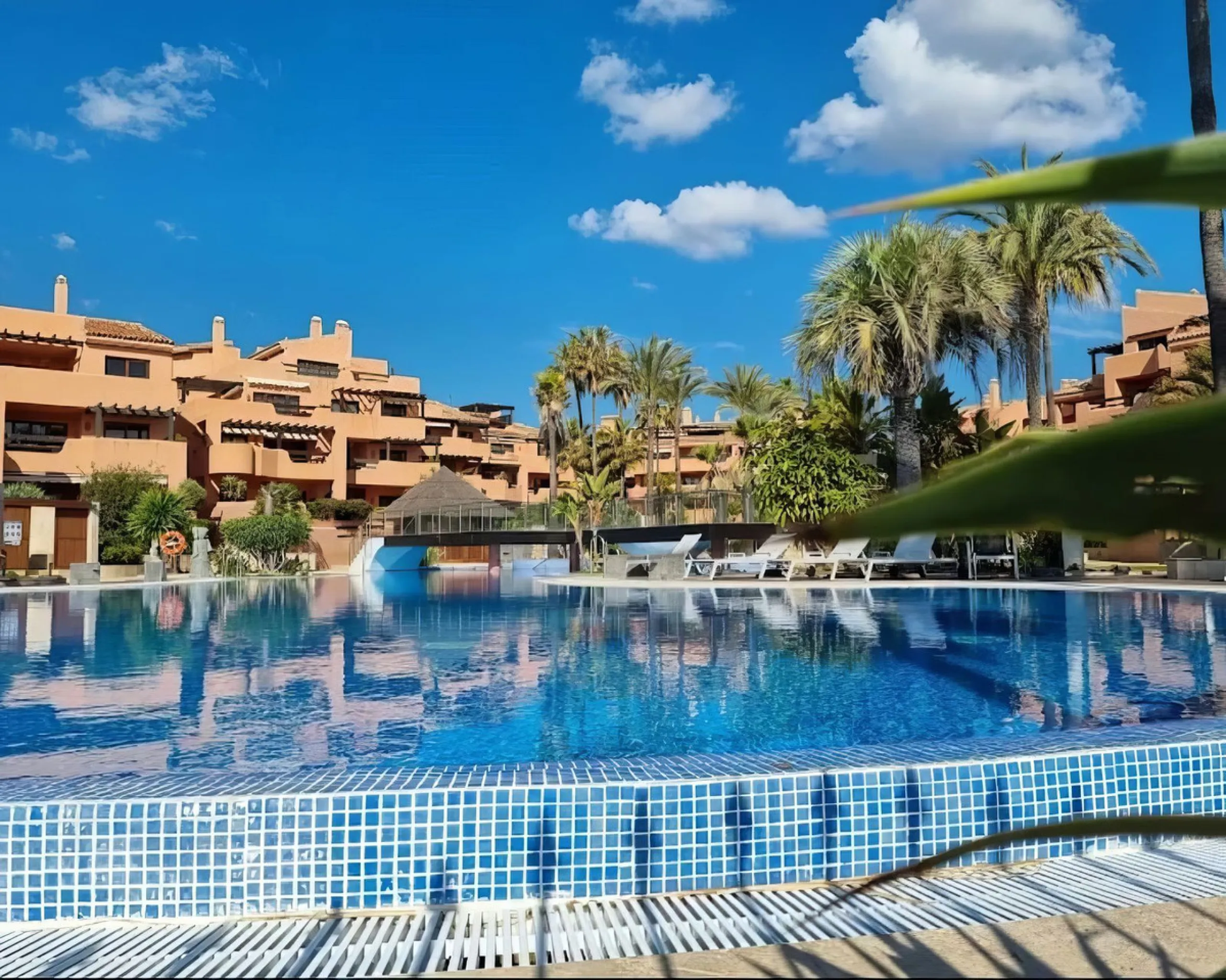 Apartment - Ground Floor Apartment в продаже в Estepona, Málaga. В доме 3 спален и 2 ванных комнат. Площадь дома 110 м²