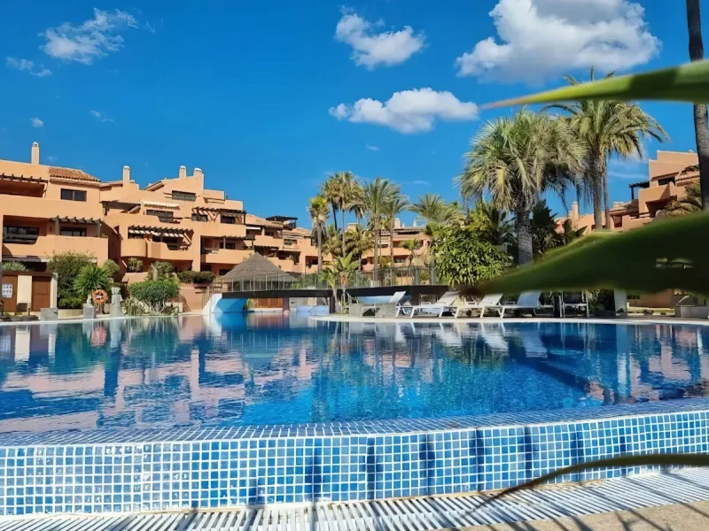 Apartment - Ground Floor Apartment в продаже в Estepona, Málaga. В доме 3 спален и 2 ванных комнат. Площадь дома 110 м²