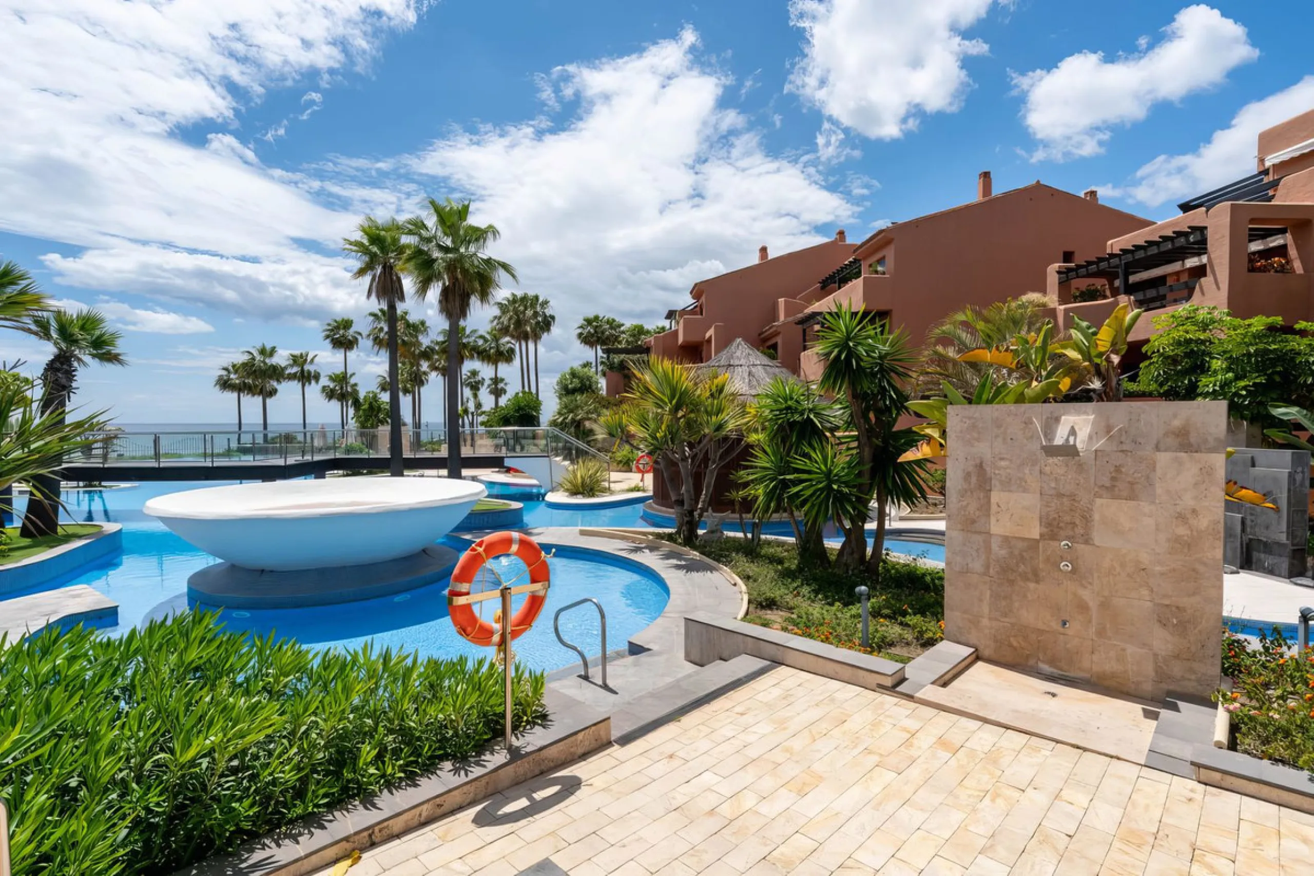 Apartment - Ground Floor Apartment в продаже в Estepona, Málaga. В доме 3 спален и 2 ванных комнат. Площадь дома 110 м²
