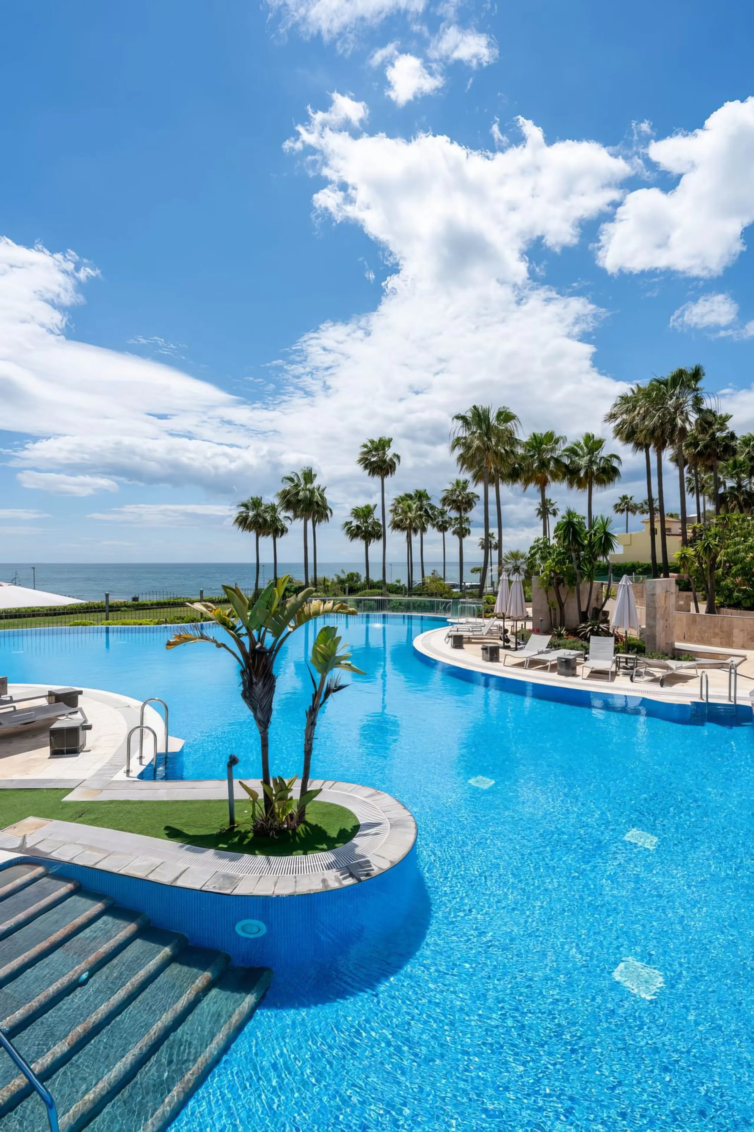 Apartment - Ground Floor Apartment в продаже в Estepona, Málaga. В доме 3 спален и 2 ванных комнат. Площадь дома 110 м²